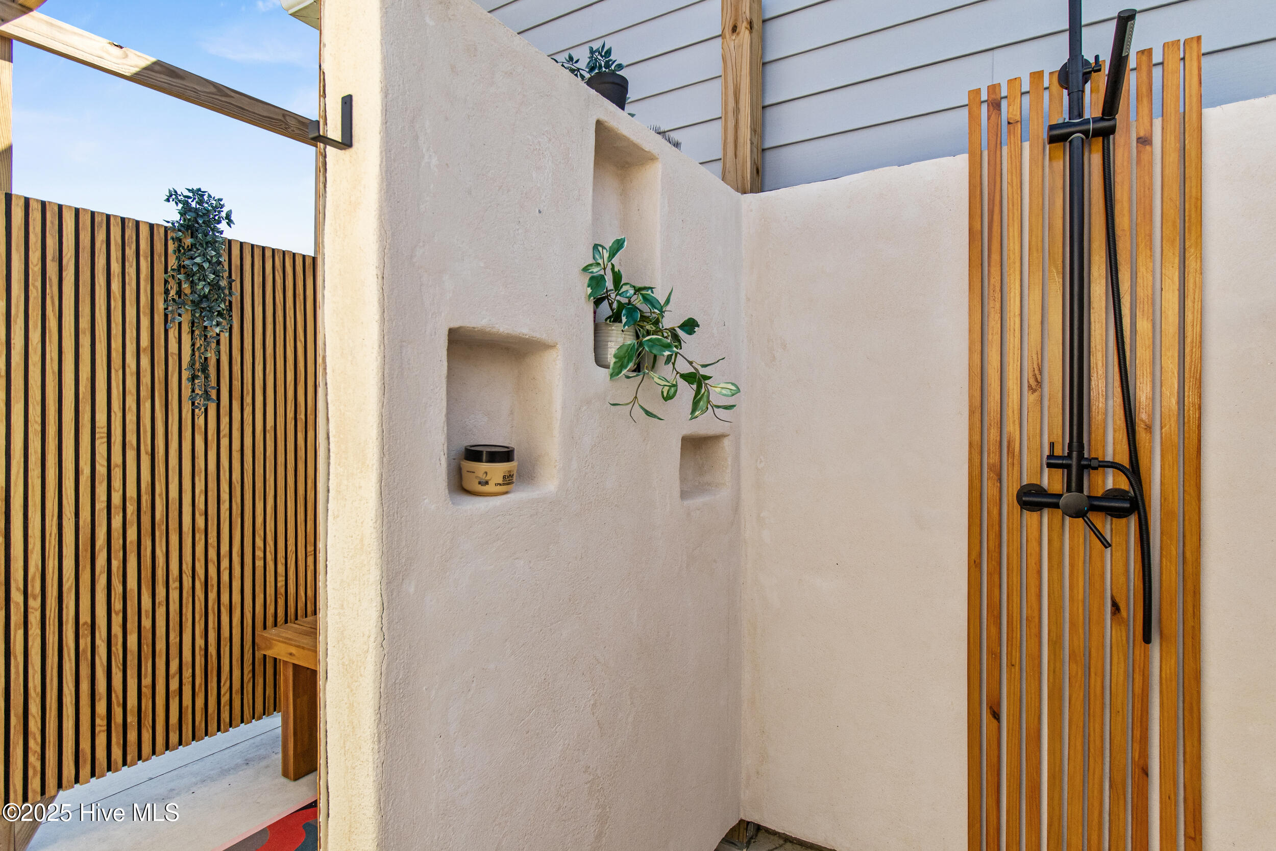 100535105 | Photo 38