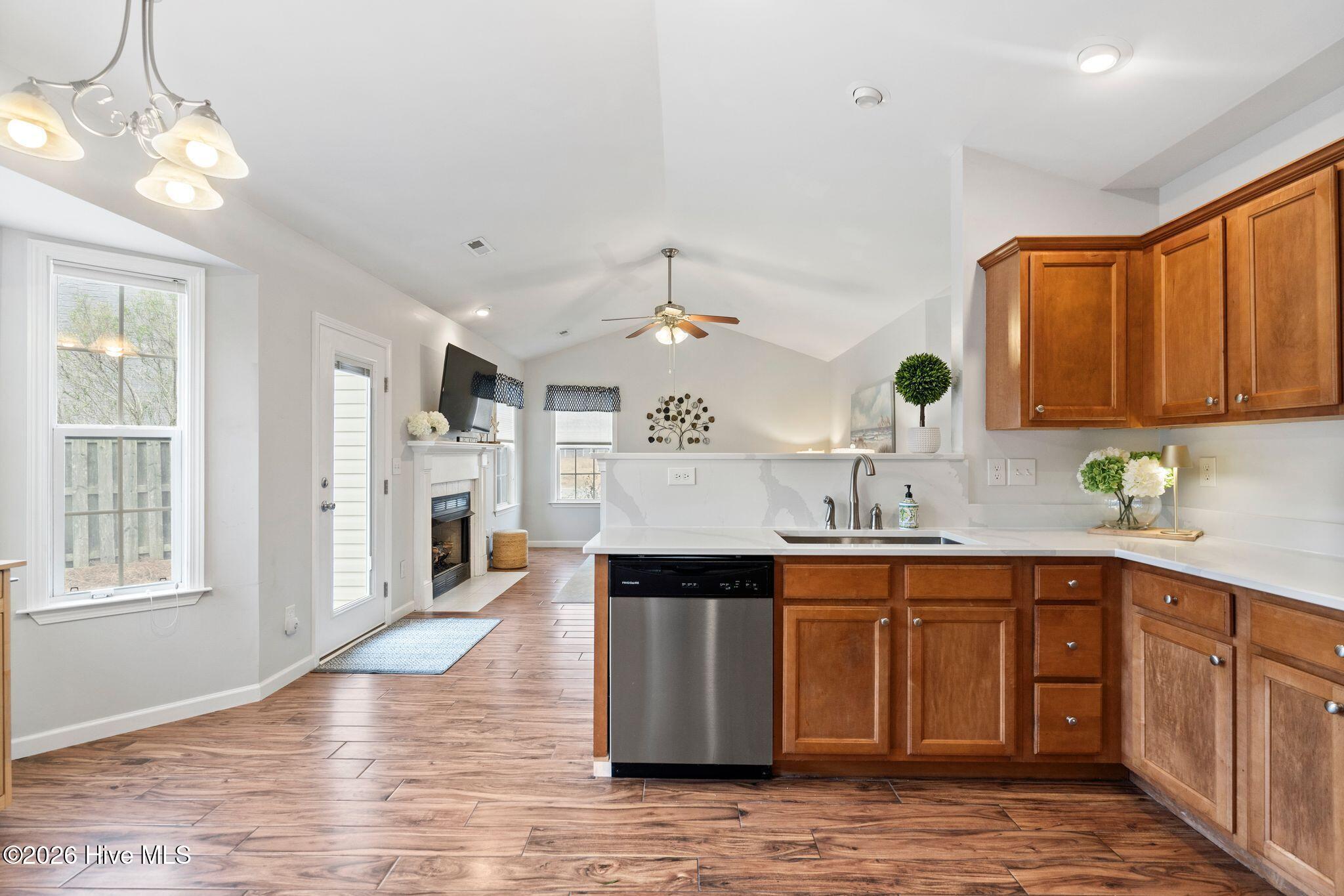 100557294 | Photo 18