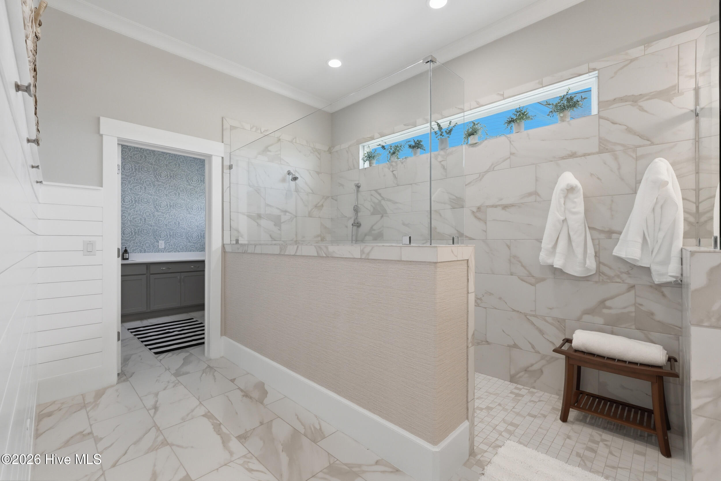 100567484 | Photo 33