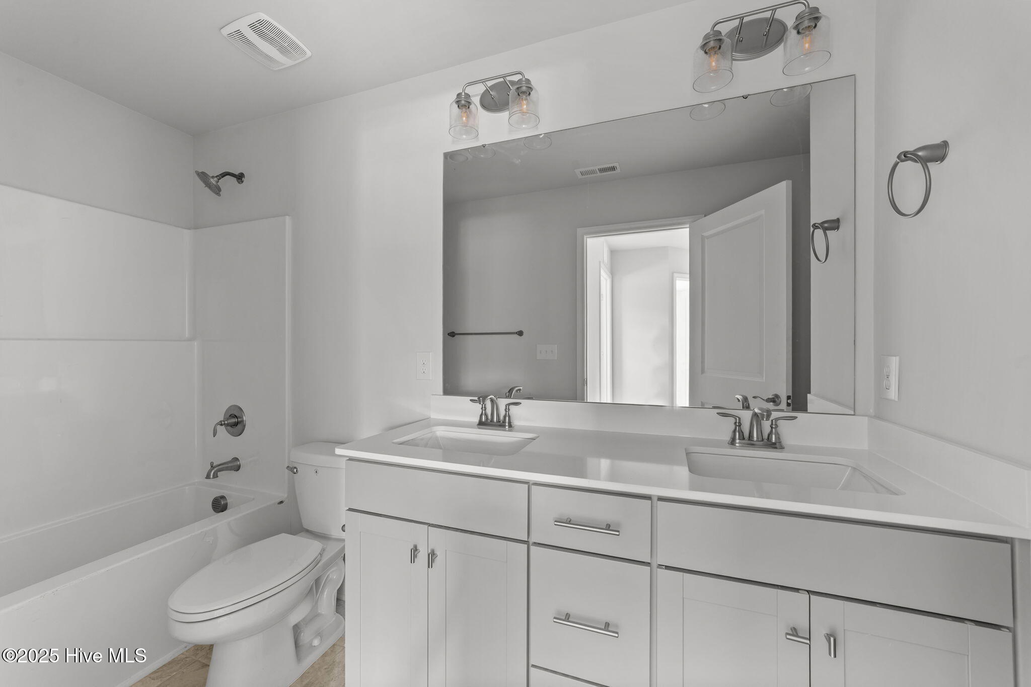 100523810 | Photo 16