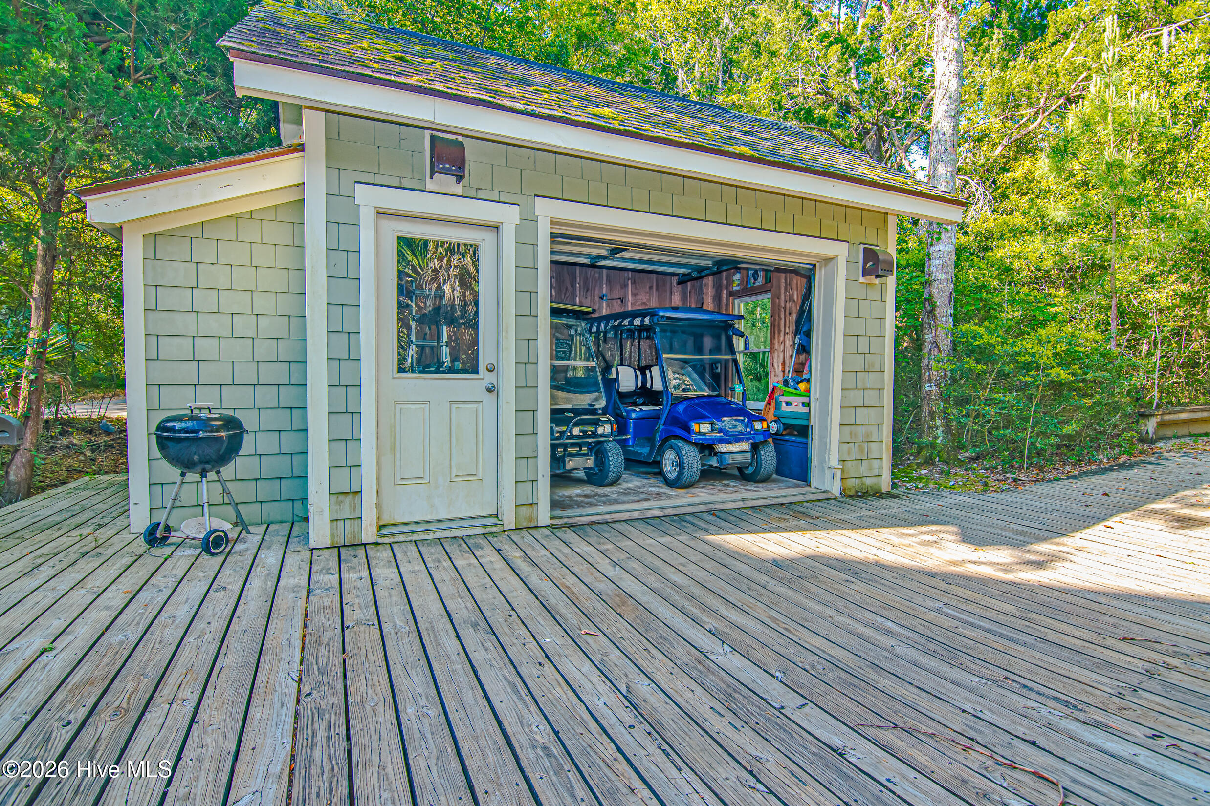 100570305 | Photo 38