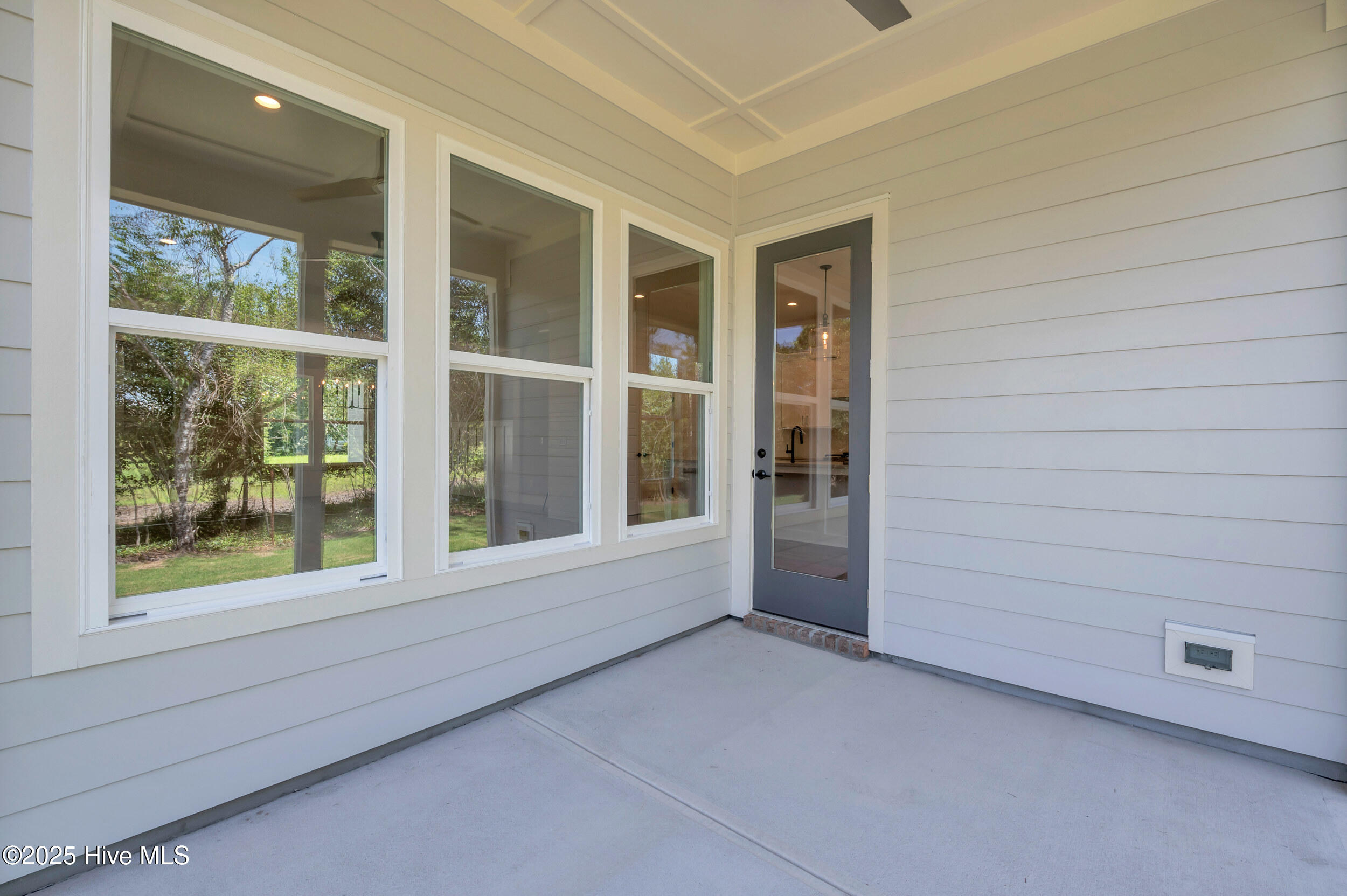 100542889 | Photo 37