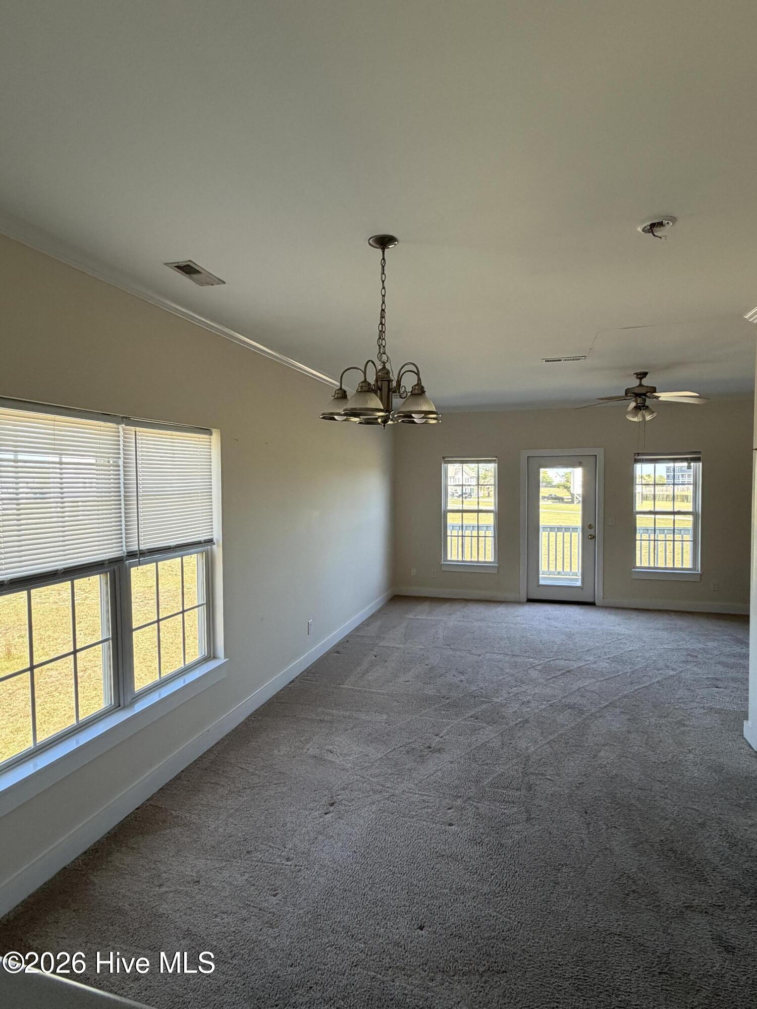 100566043 | Photo 12