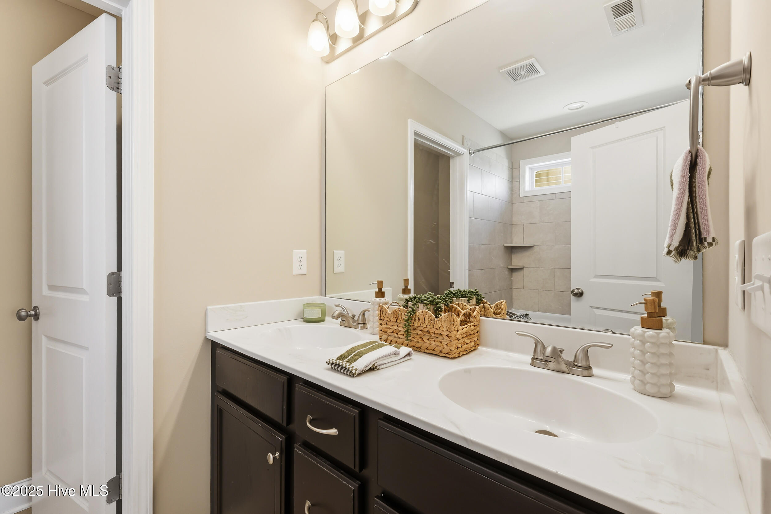 100537406 | Photo 25