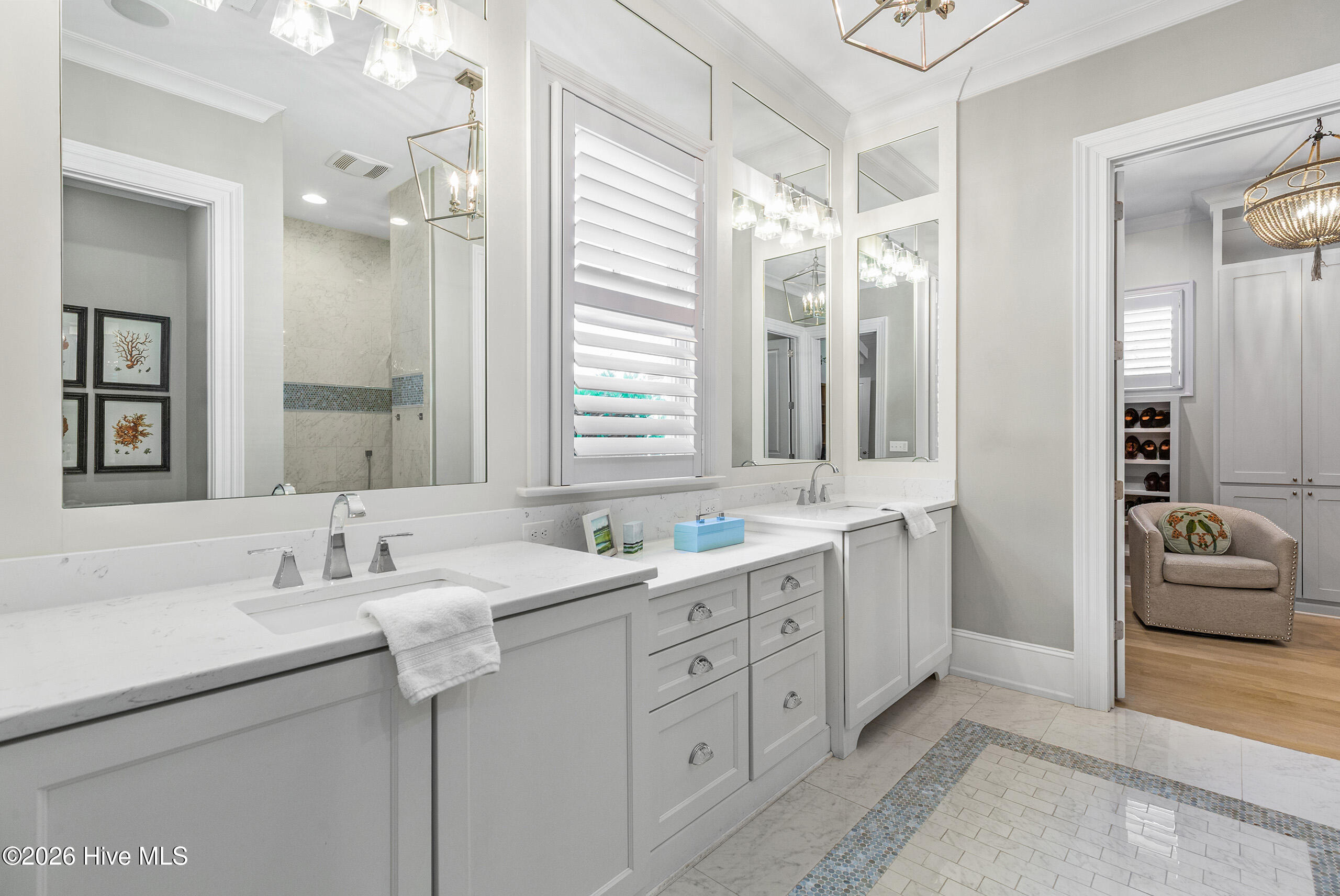 100563719 | Photo 27