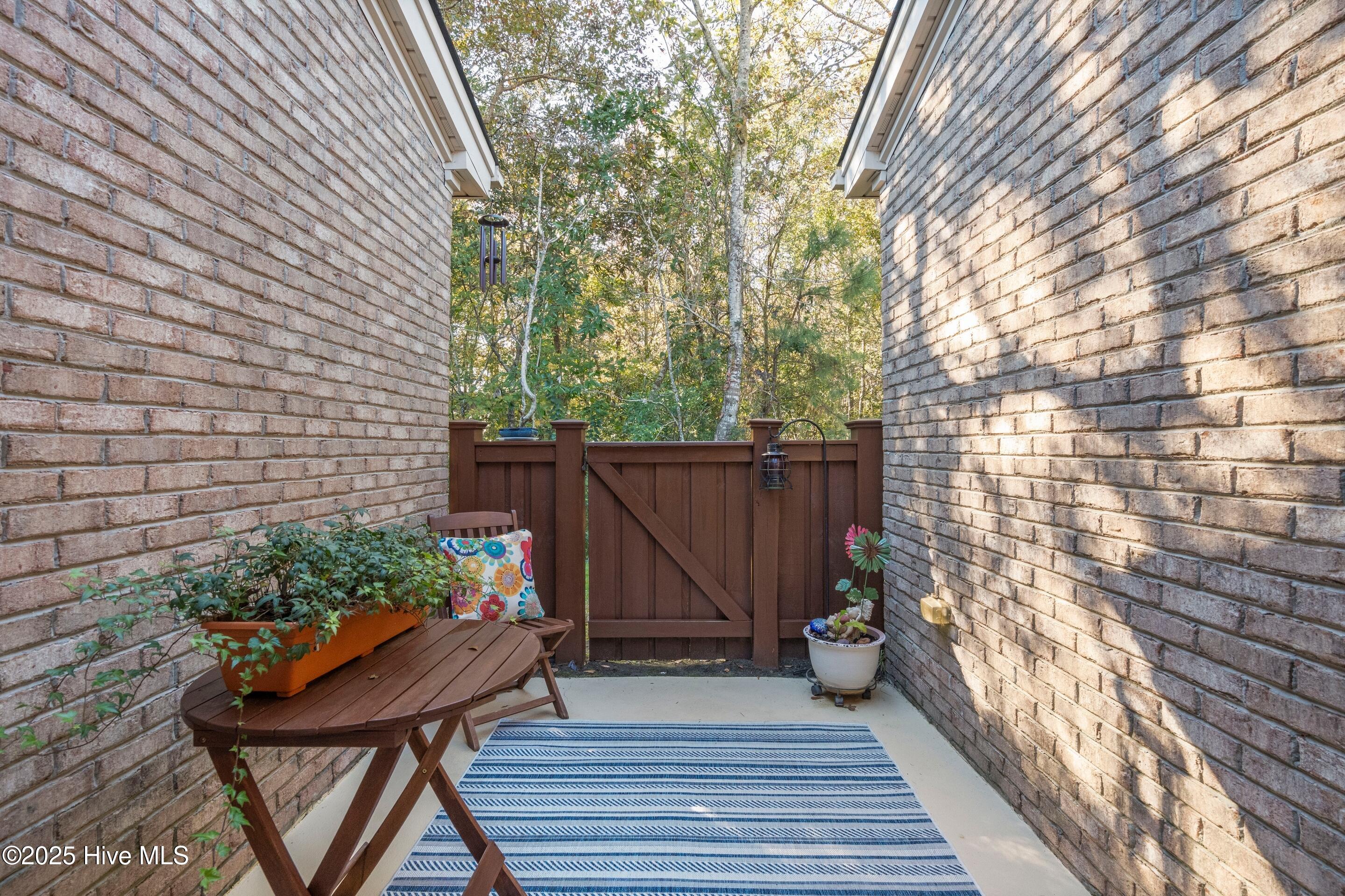 100563476 | Photo 33