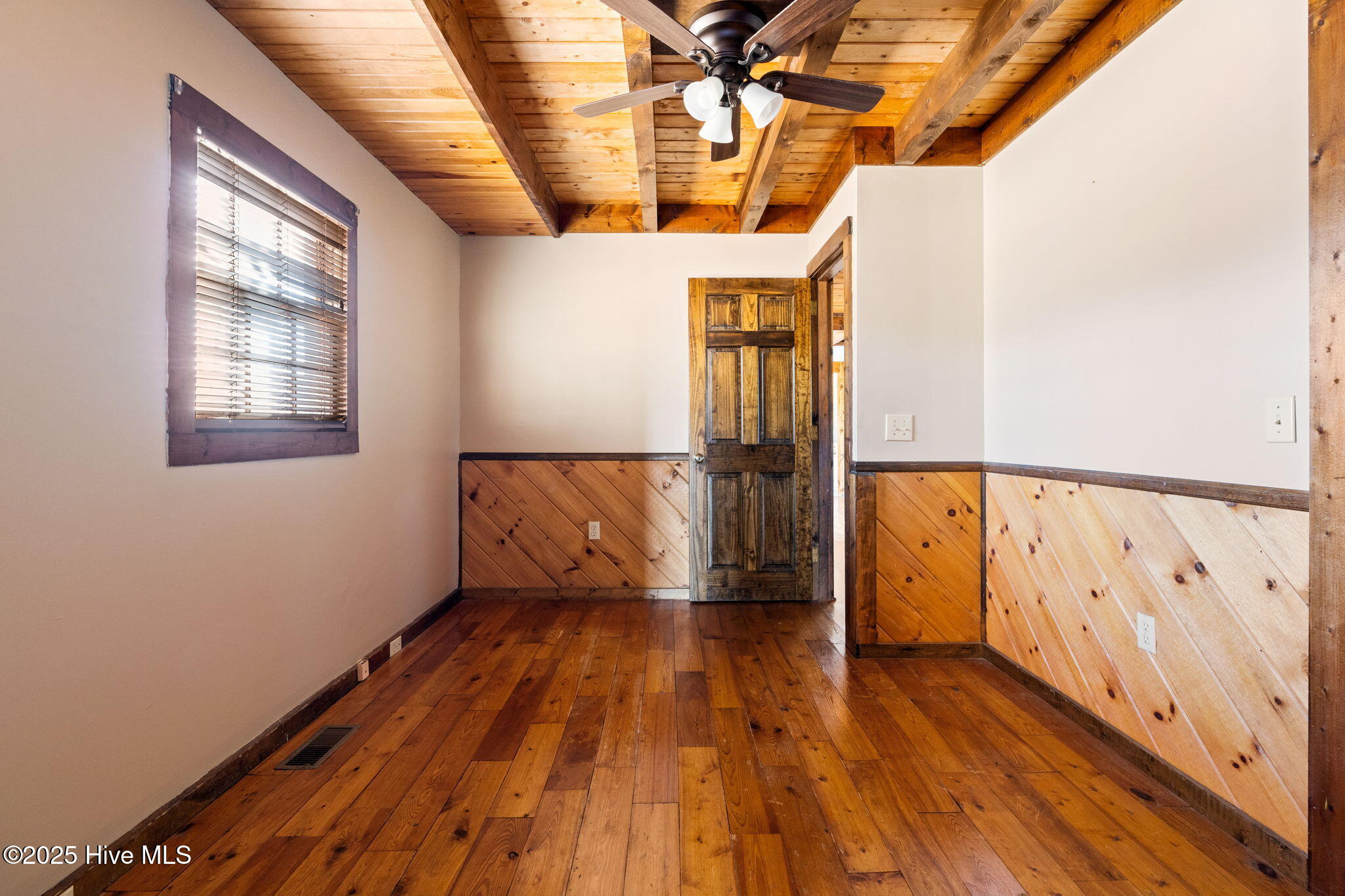 100549743 | Photo 22