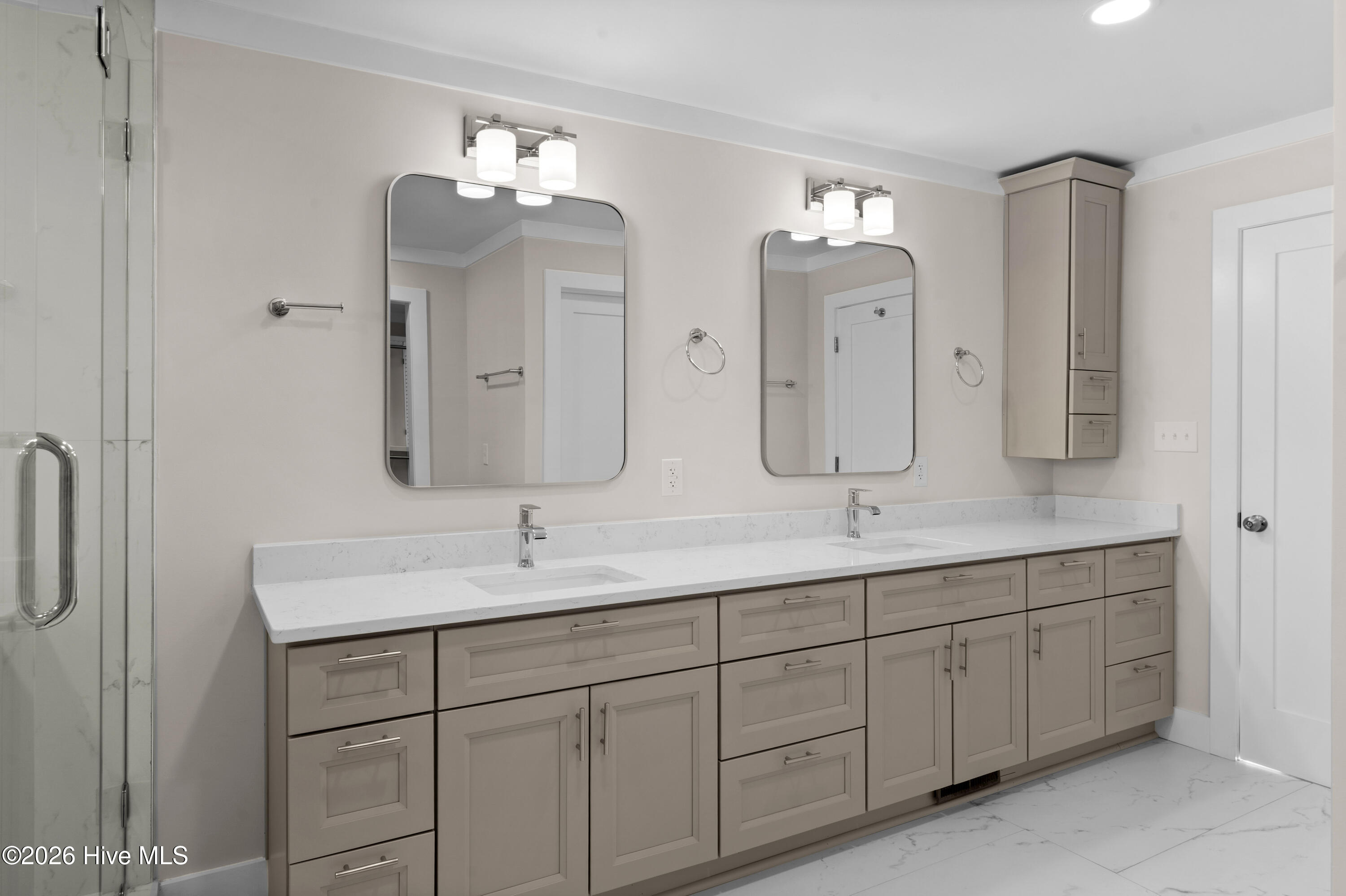 100561739 | Photo 35