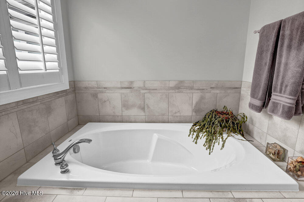 100562970 | Photo 40