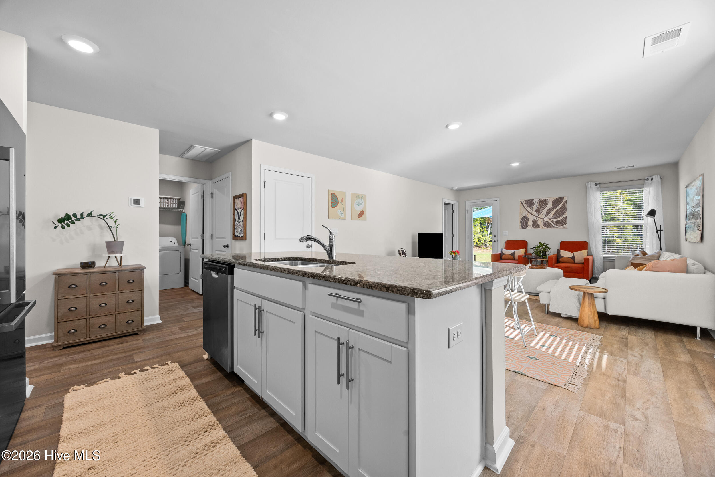 100567643 | Photo 22