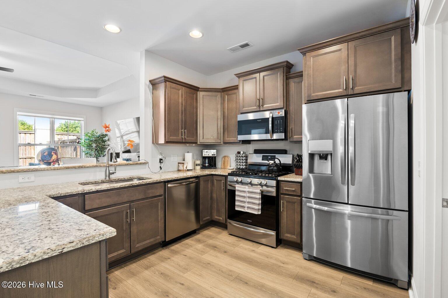 100549643 | Photo 16