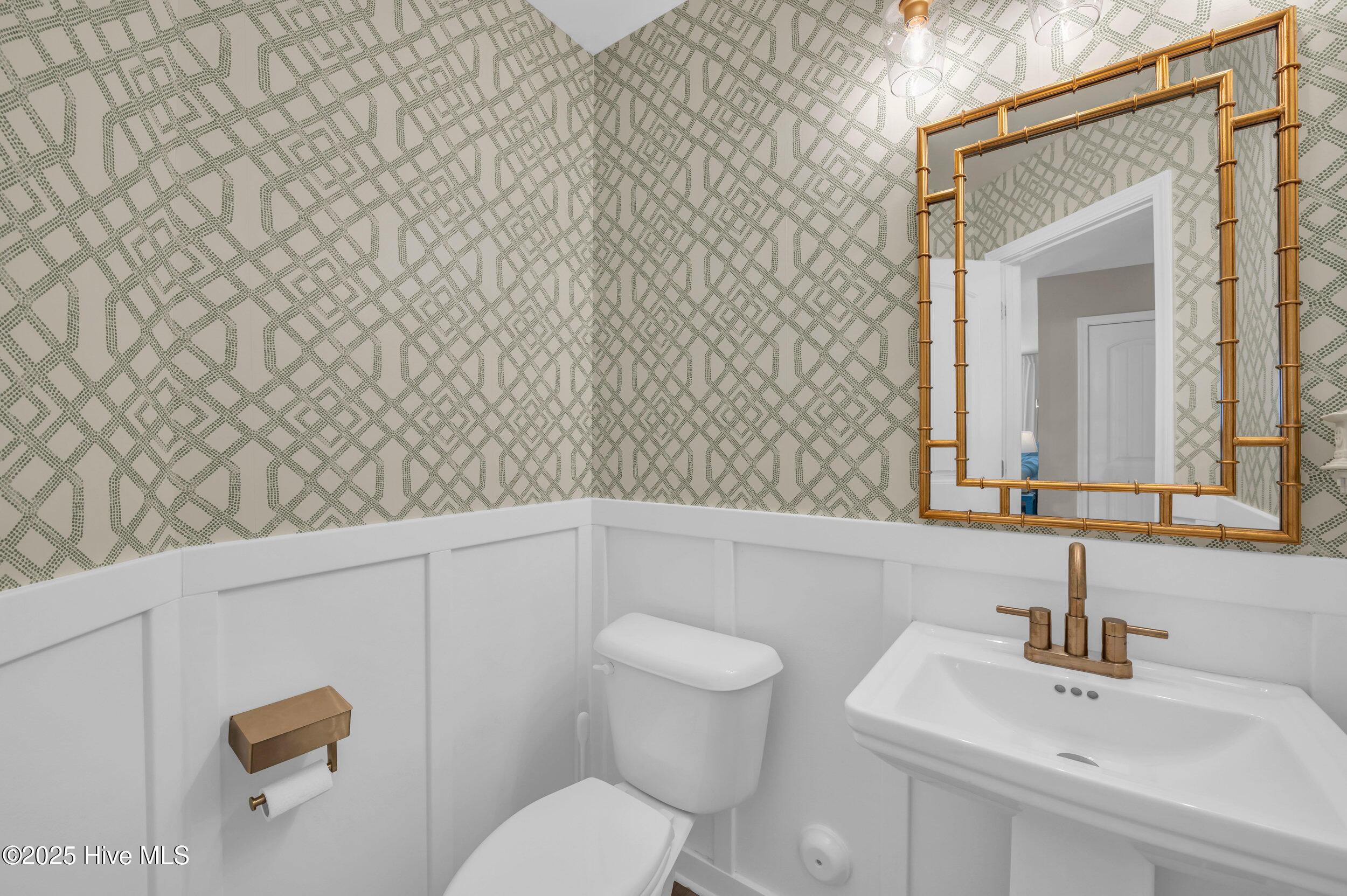 100516387 | Photo 11