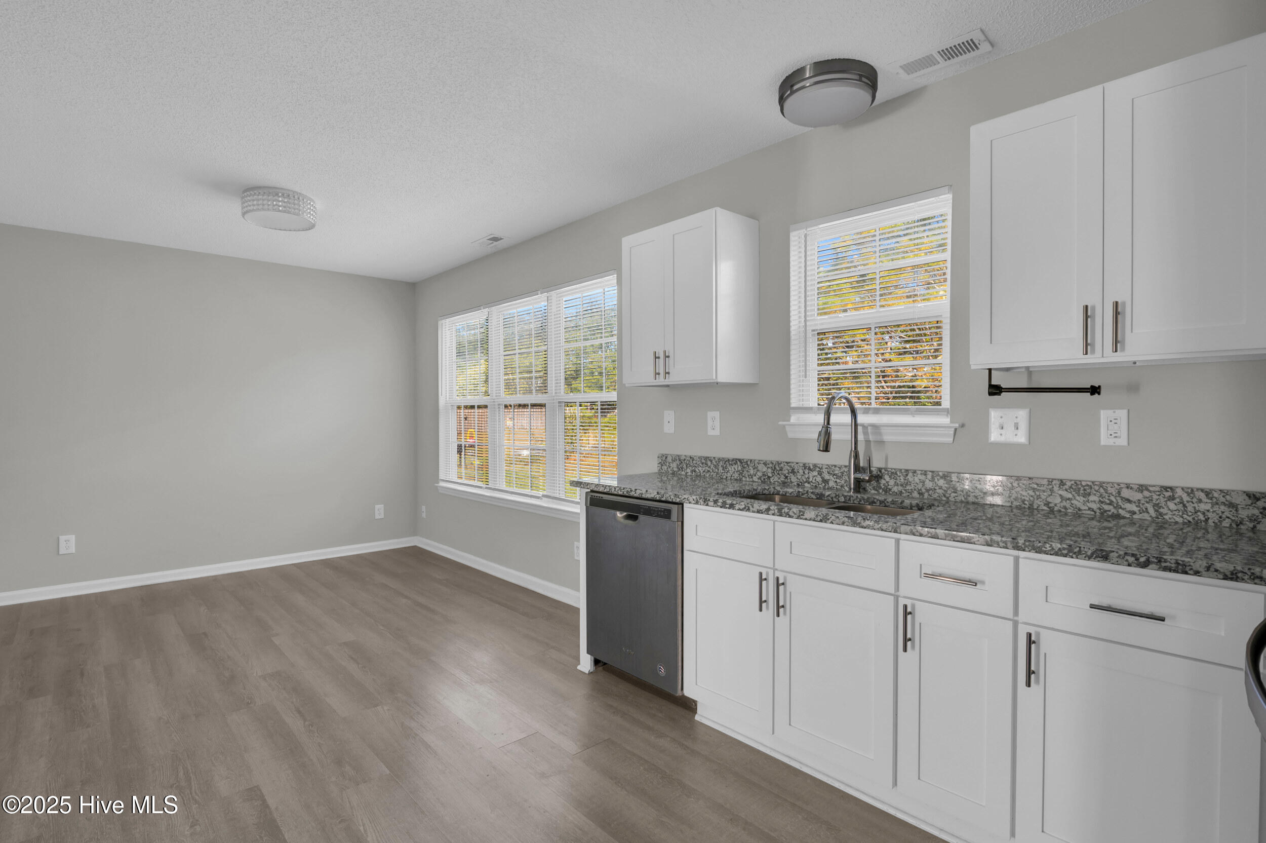 100536946 | Photo 10