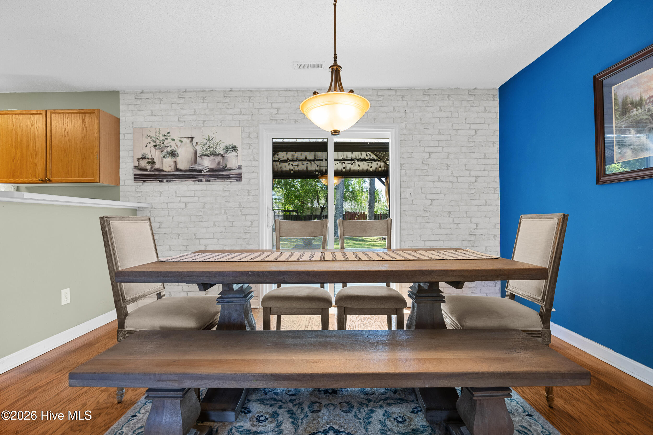 100569282 | Photo 13