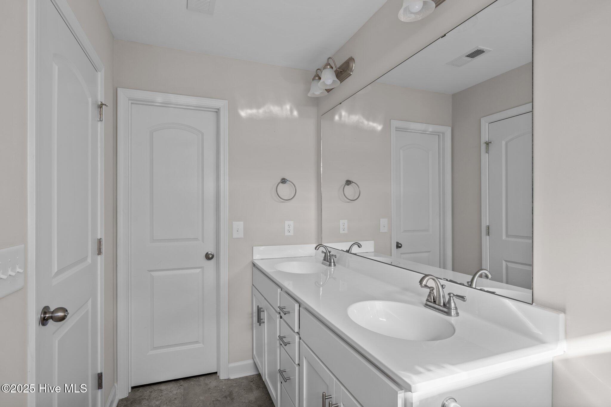 100563898 | Photo 21