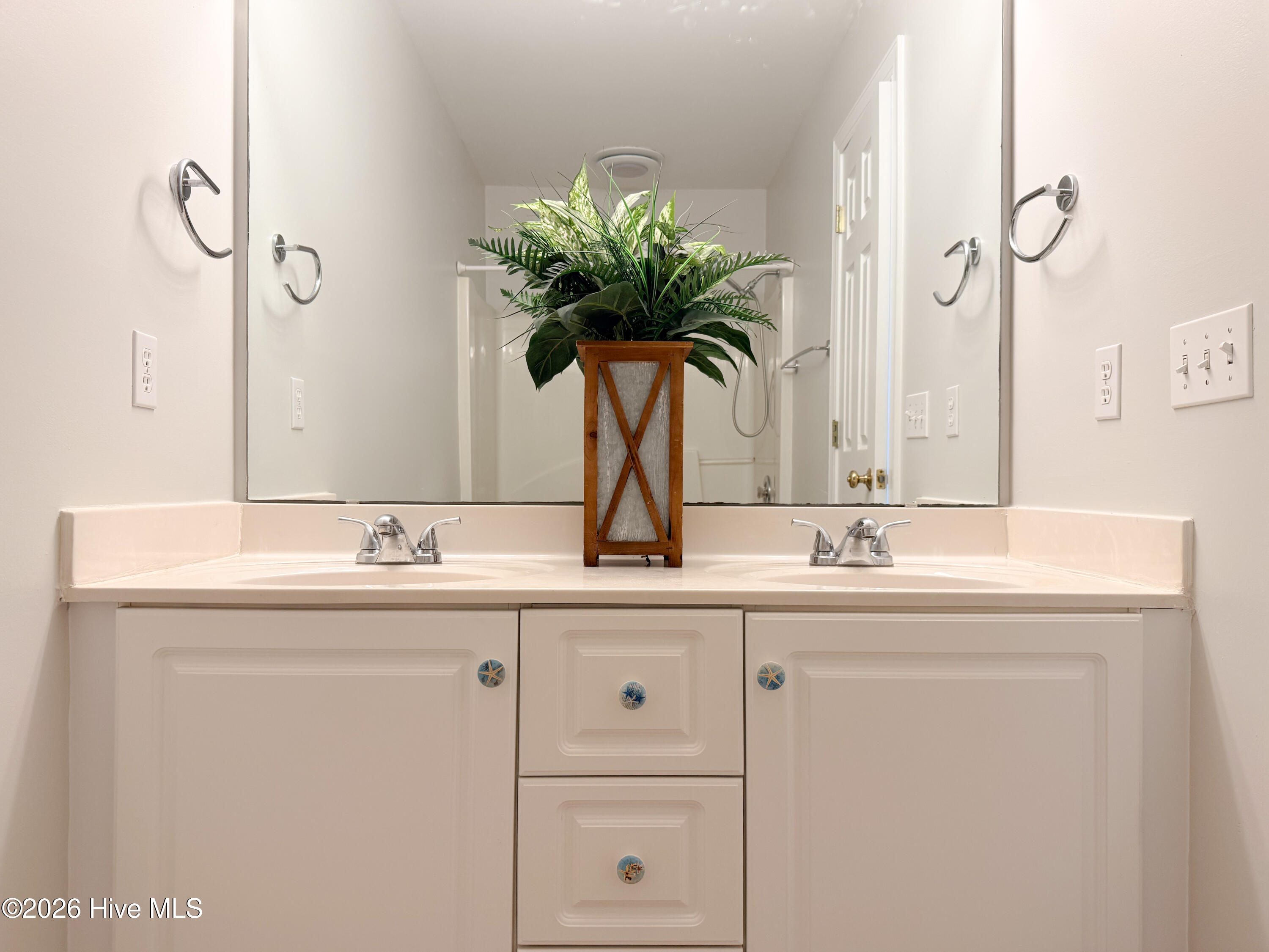 100565370 | Photo 42