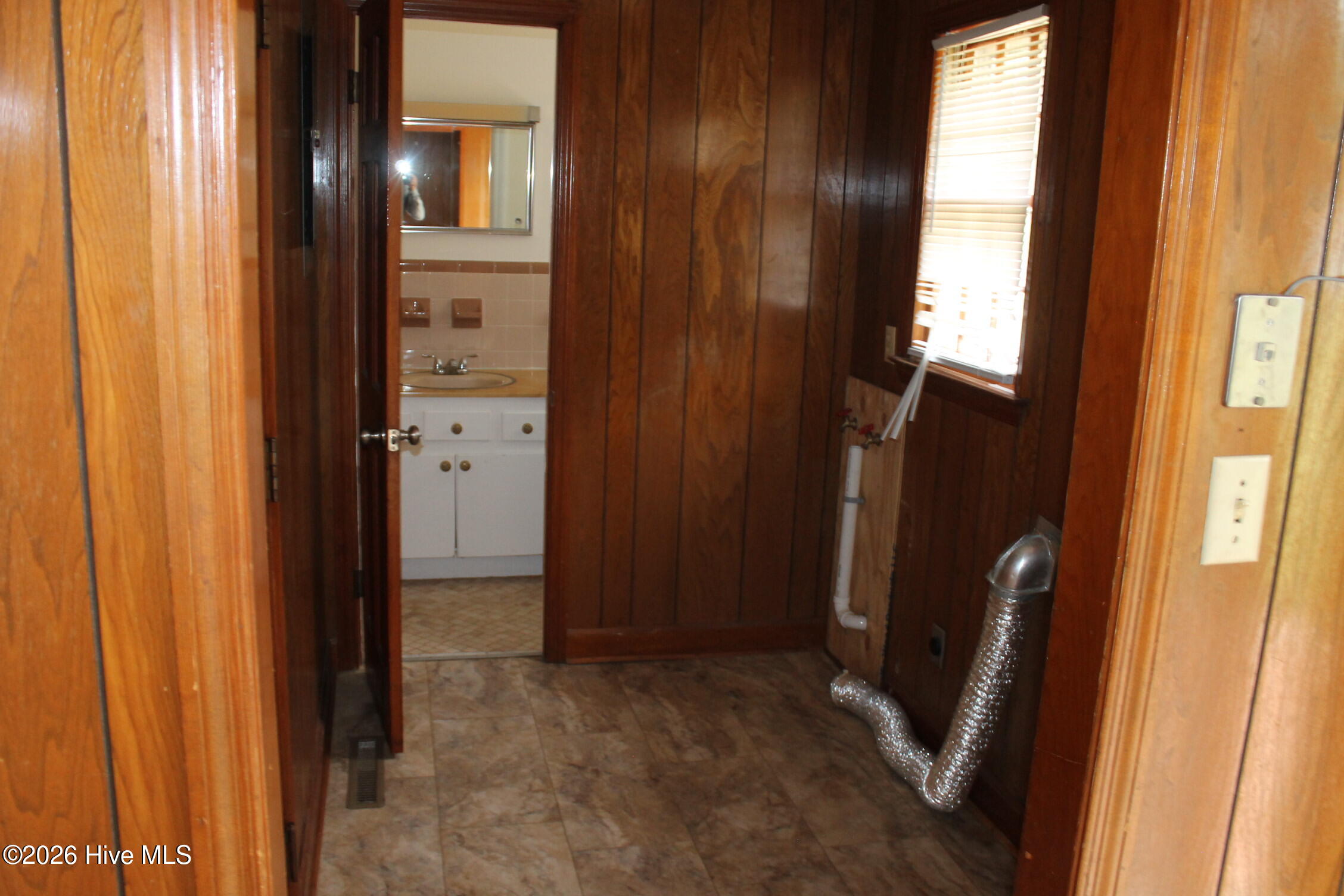 100565627 | Photo 55