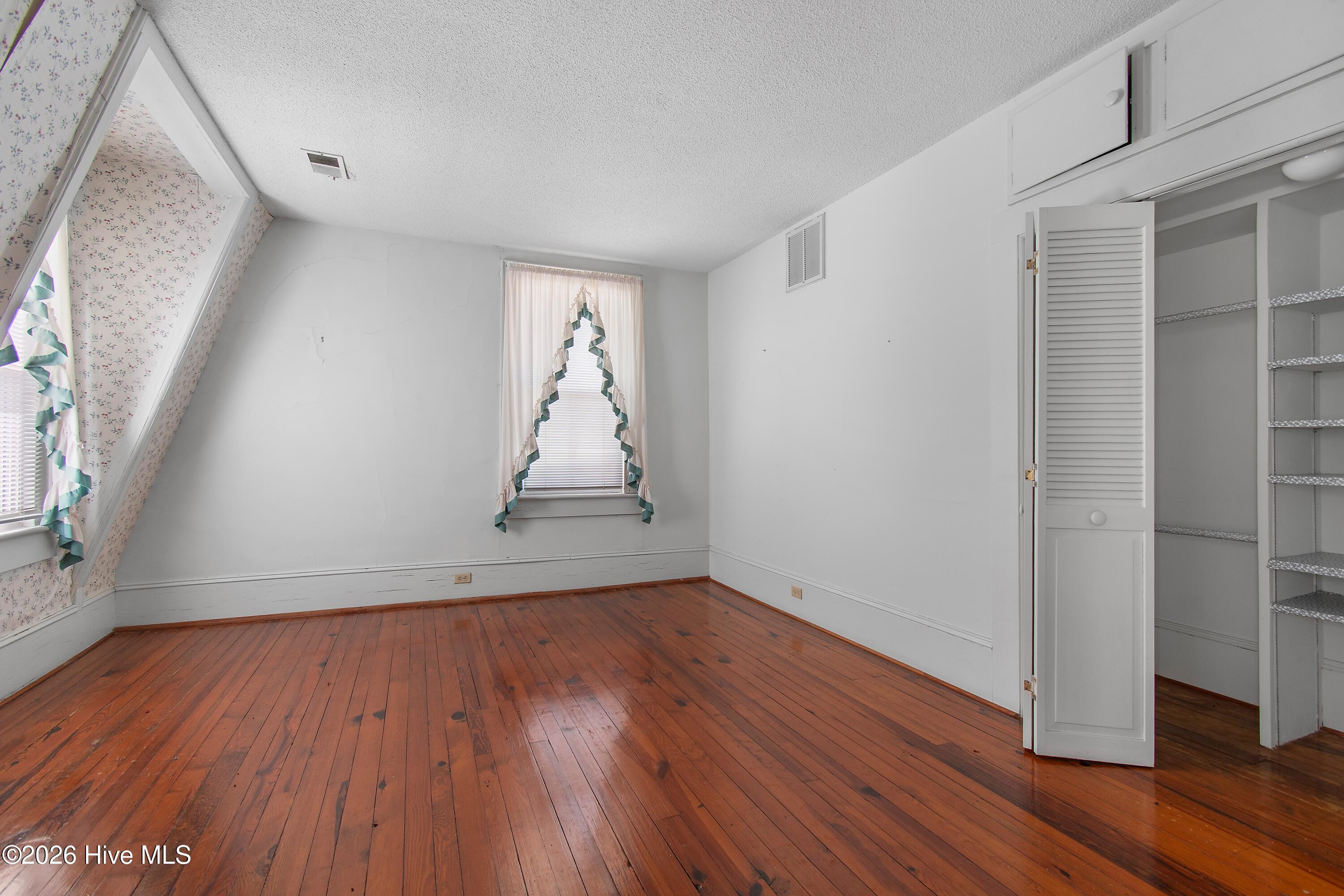 100566206 | Photo 48