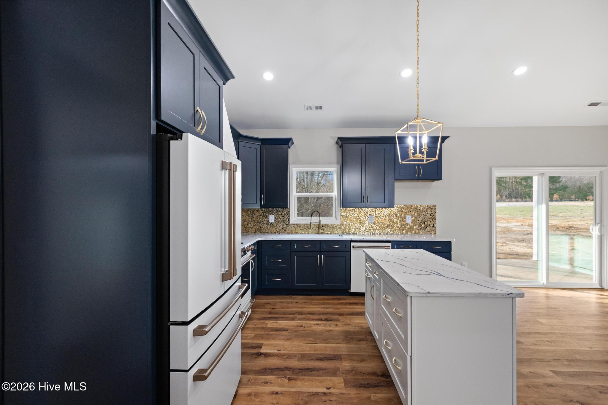 100515013 | Photo 11