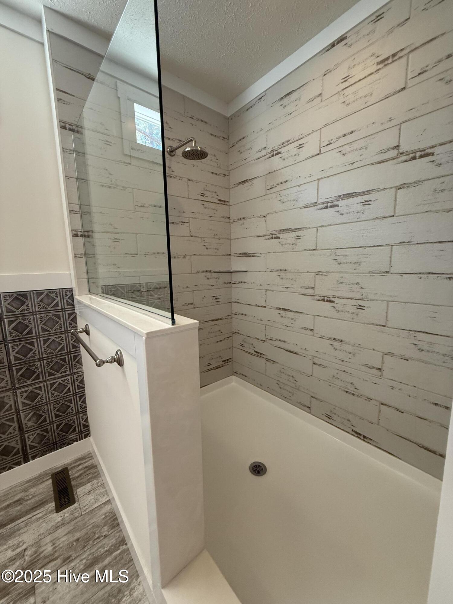 100558282 | Photo 26