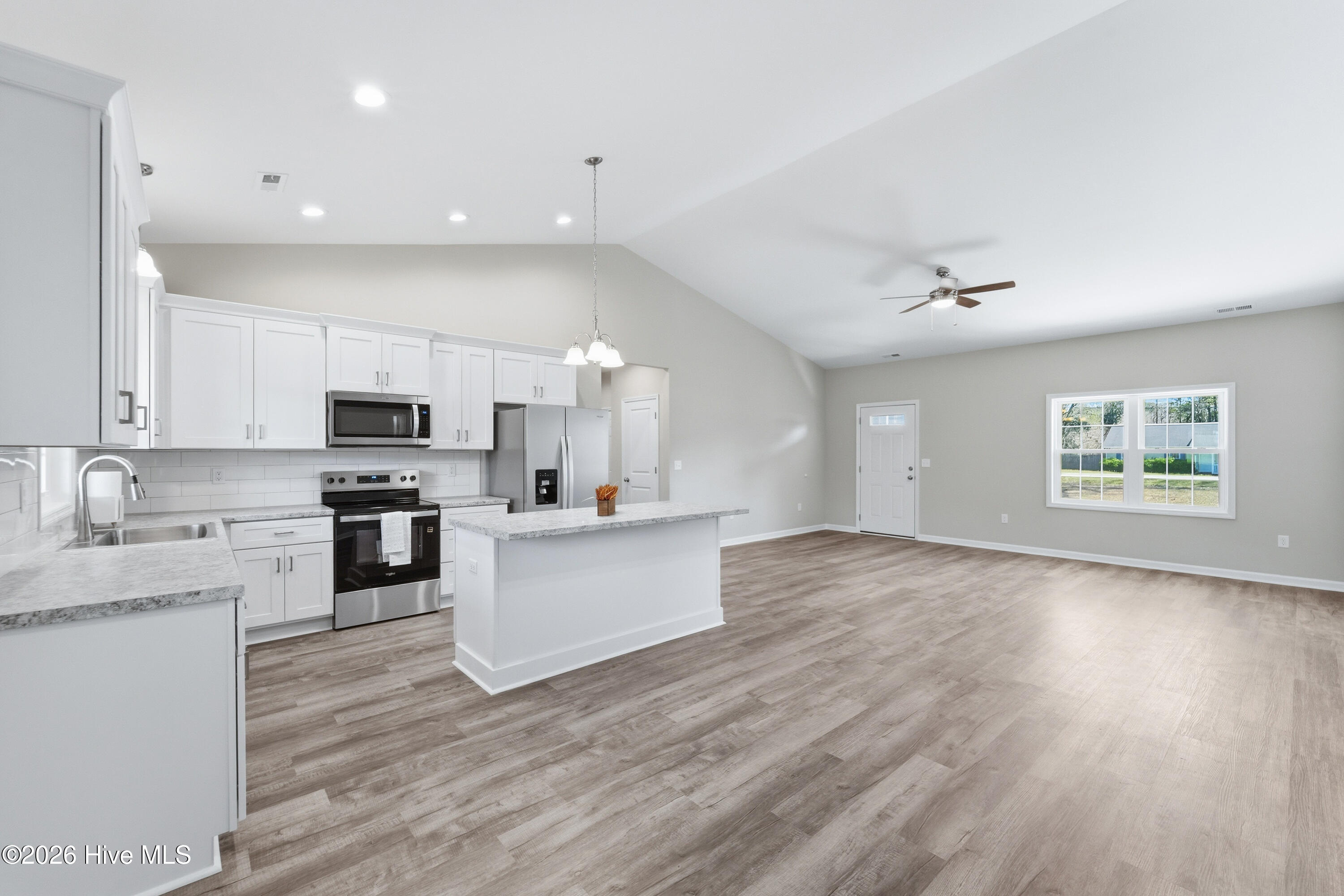 100562005 | Photo 10