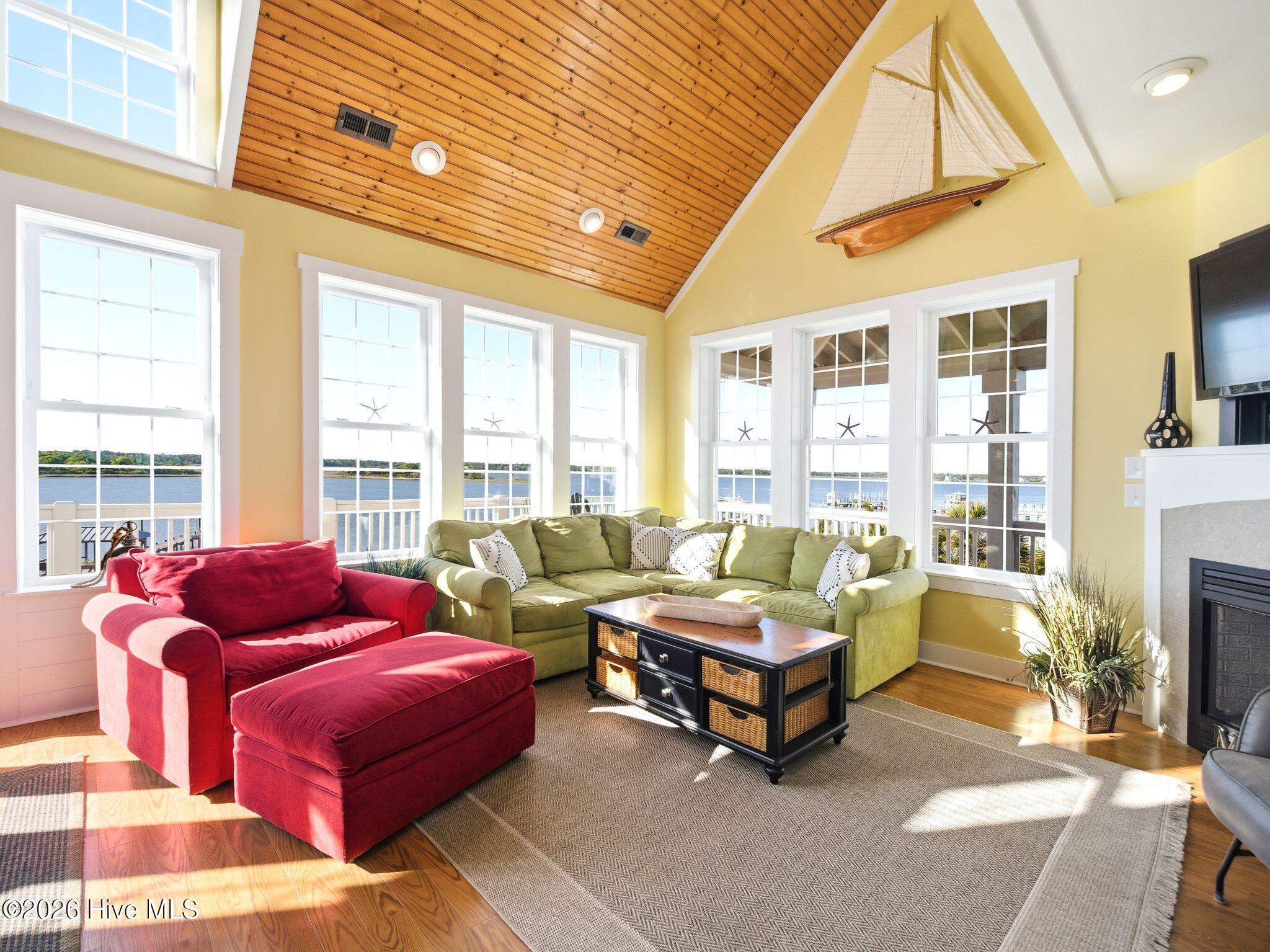 100569349 | Photo 62