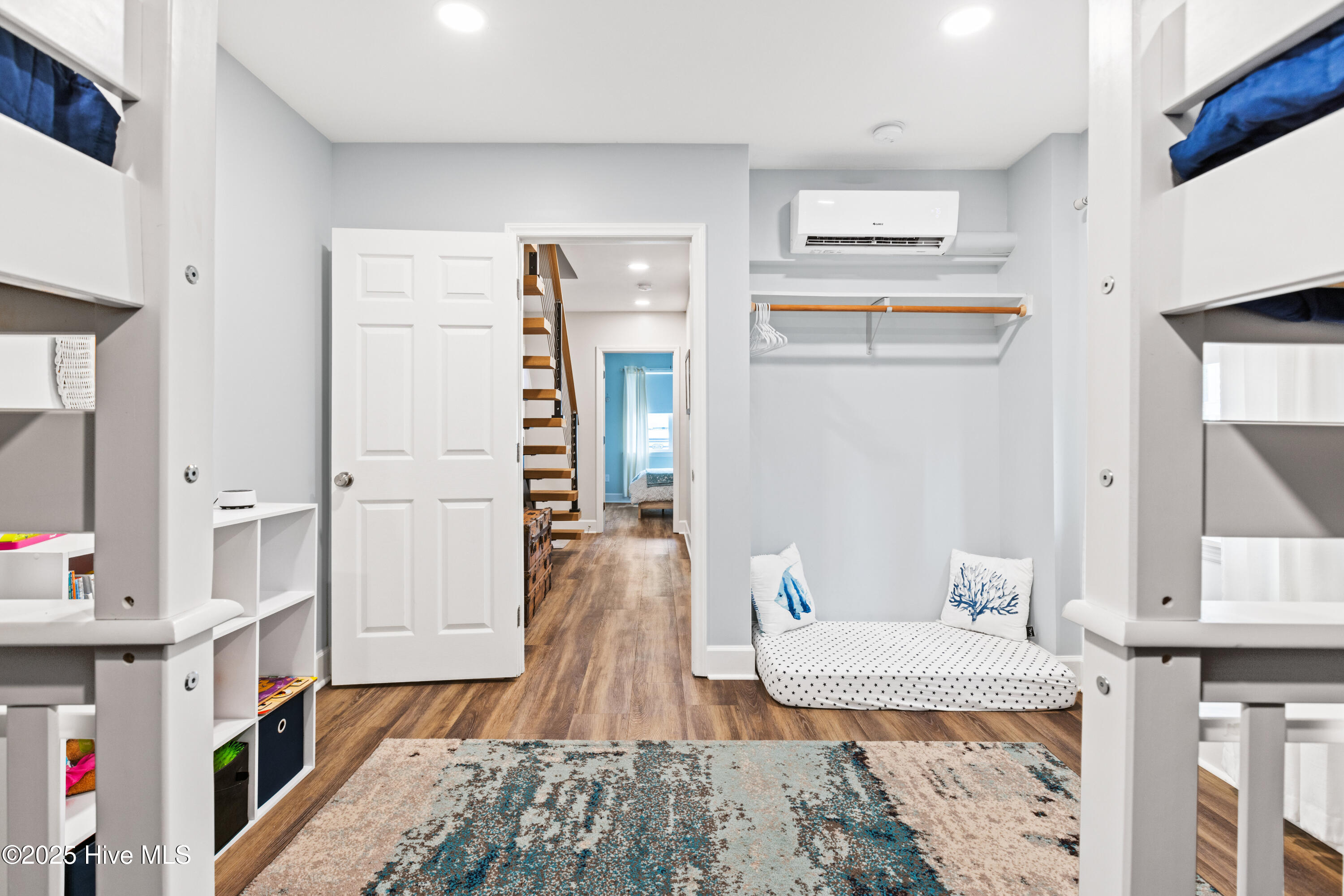 100506776 | Photo 33