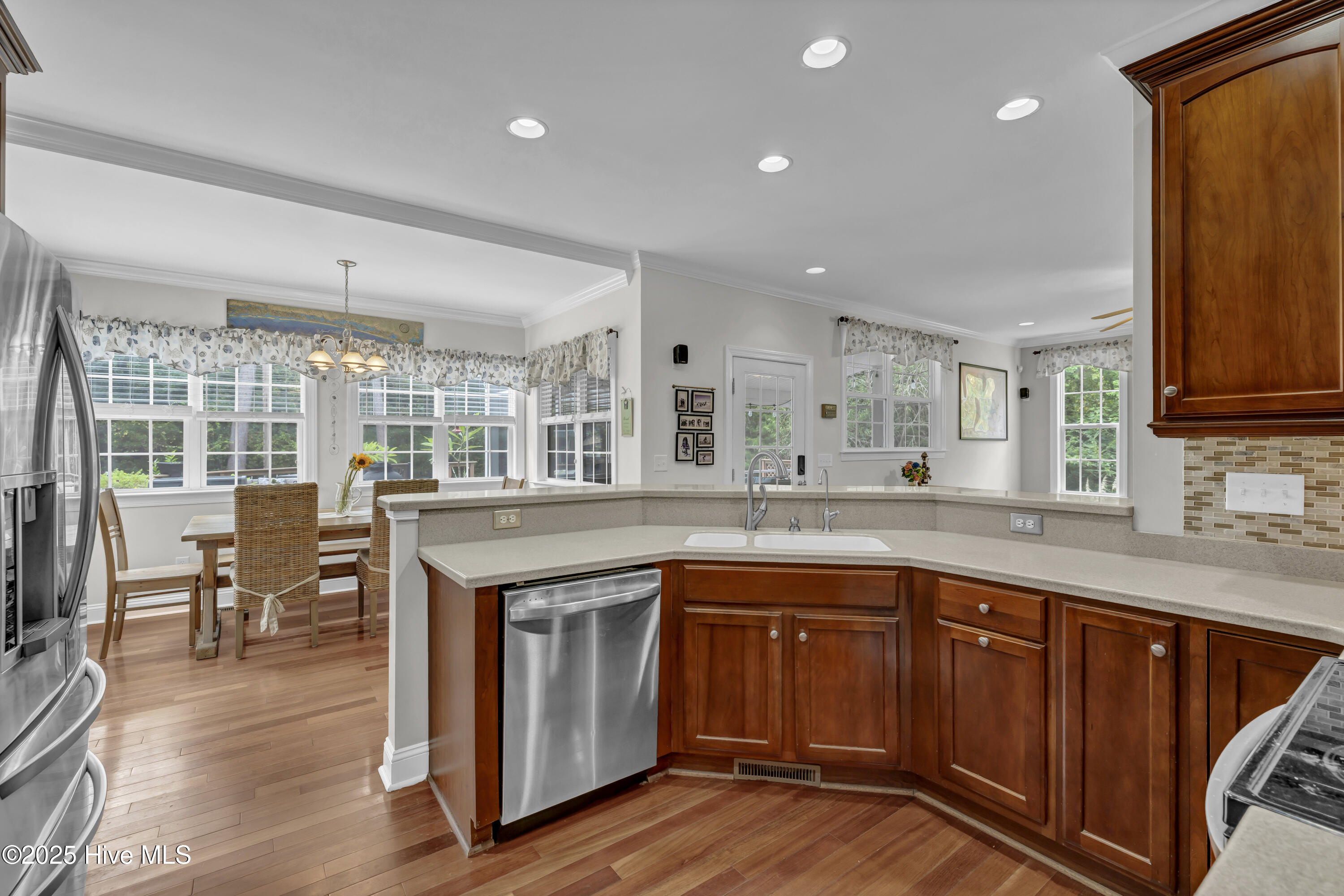 100533968 | Photo 14