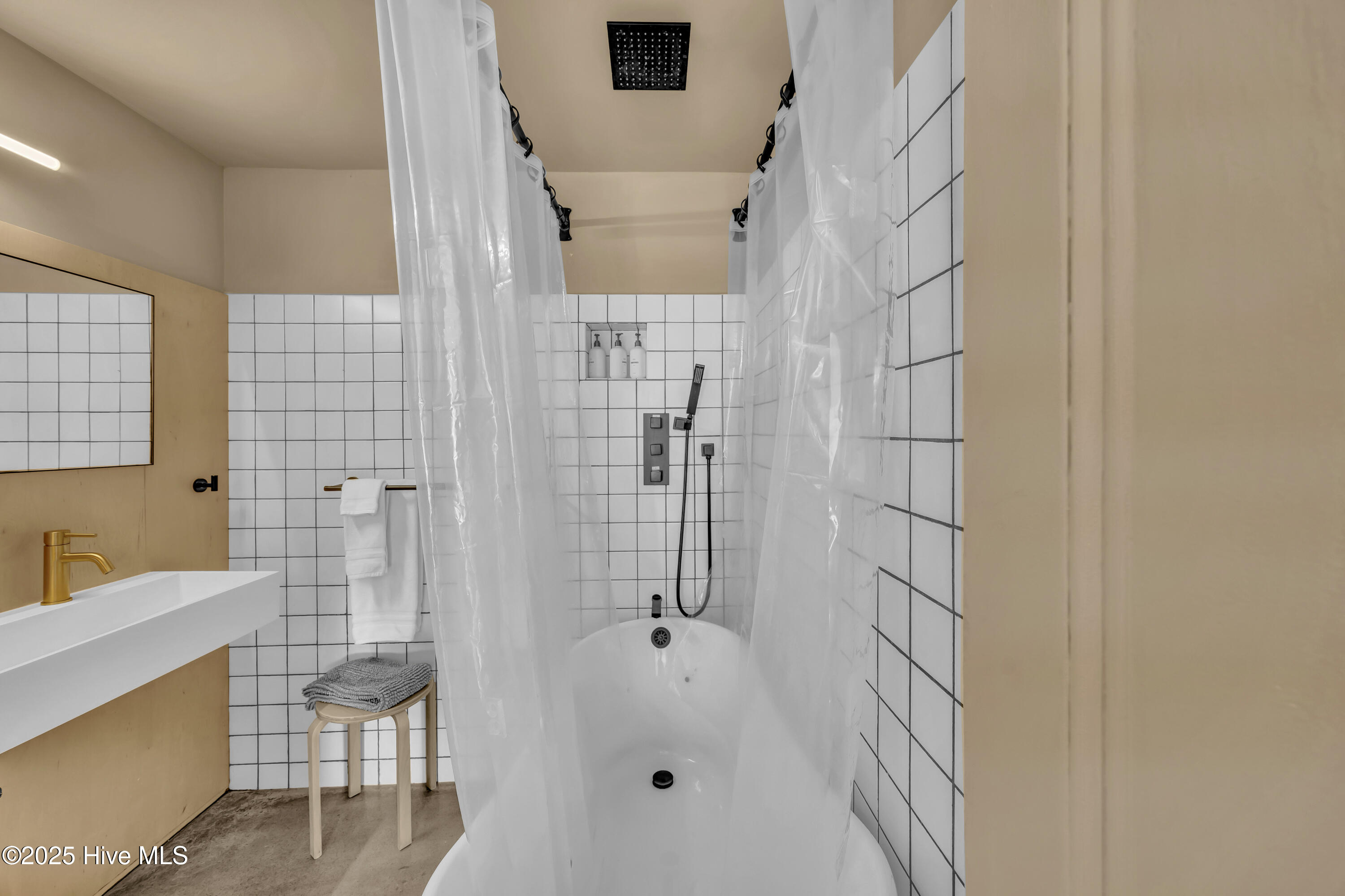 100531390 | Photo 40