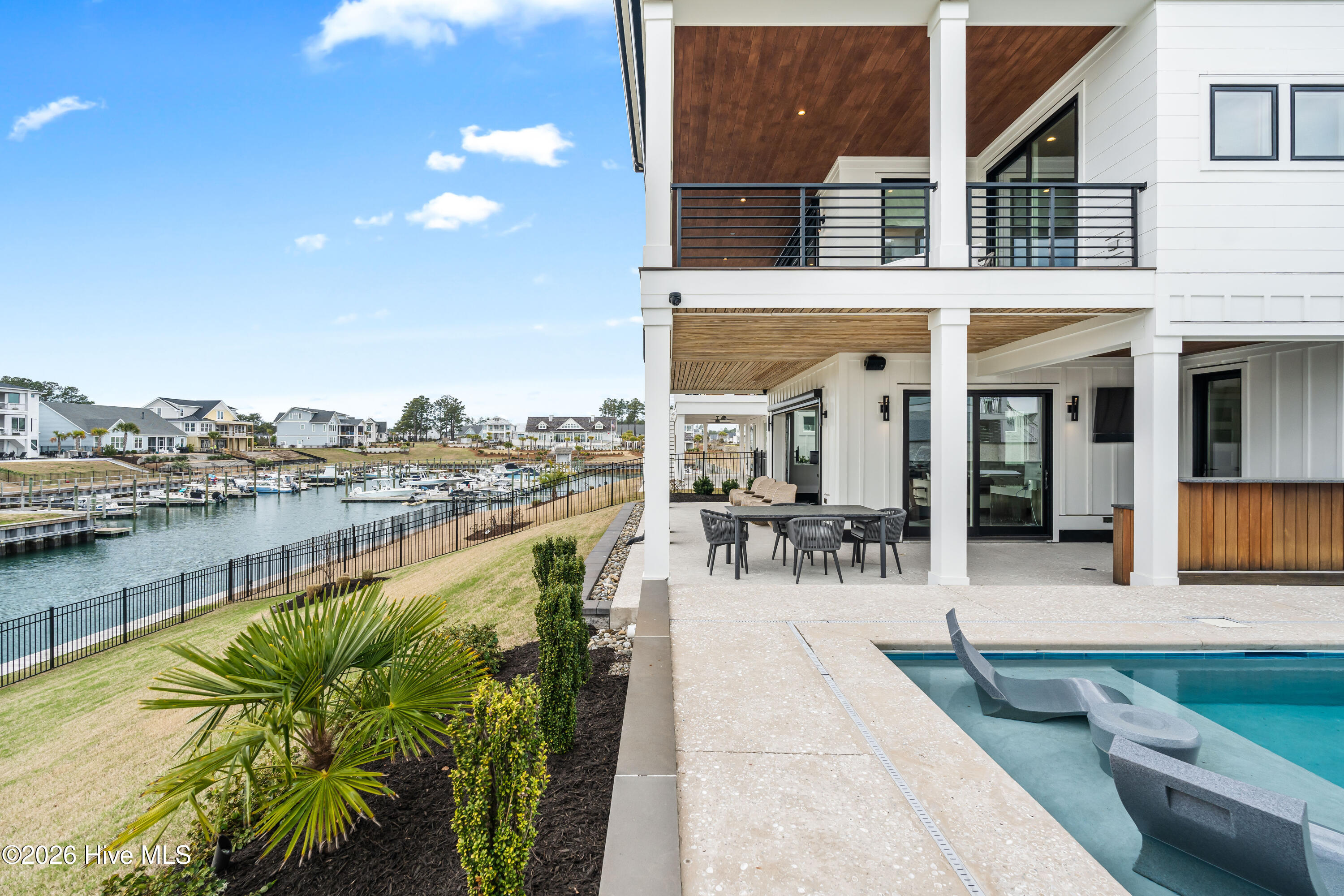 100567165 | Photo 90