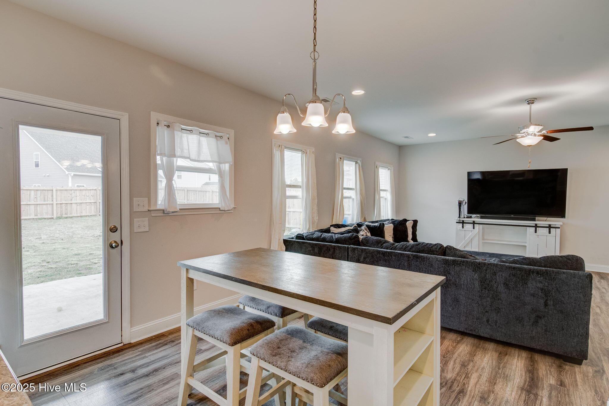 100535220 | Photo 21