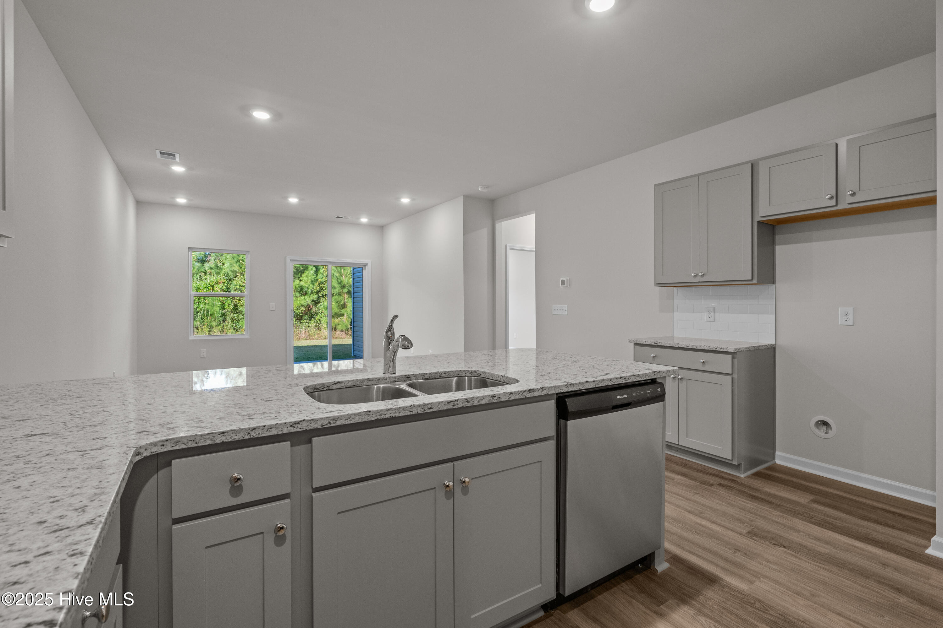 100536974 | Photo 16