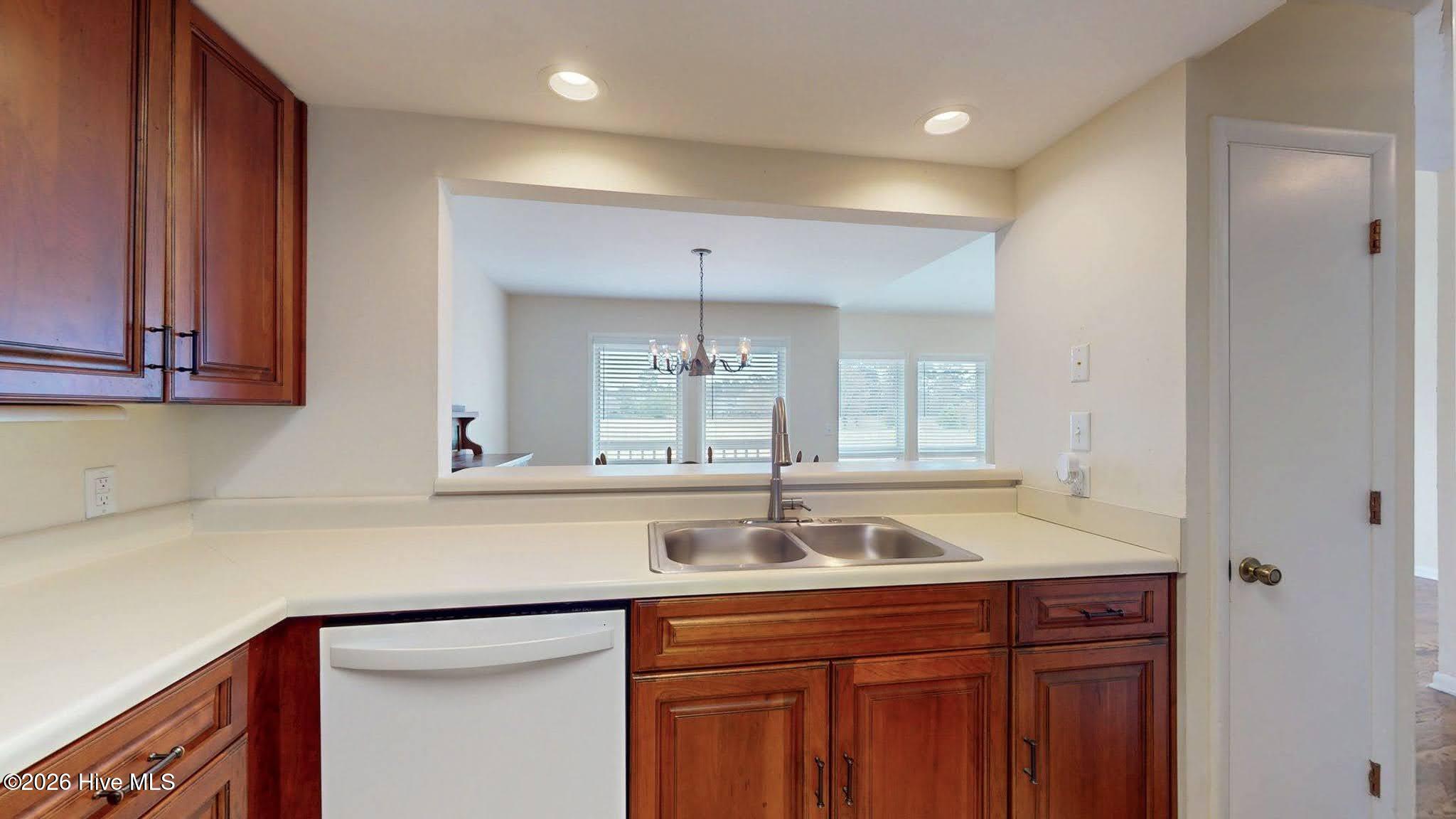 100561610 | Photo 15