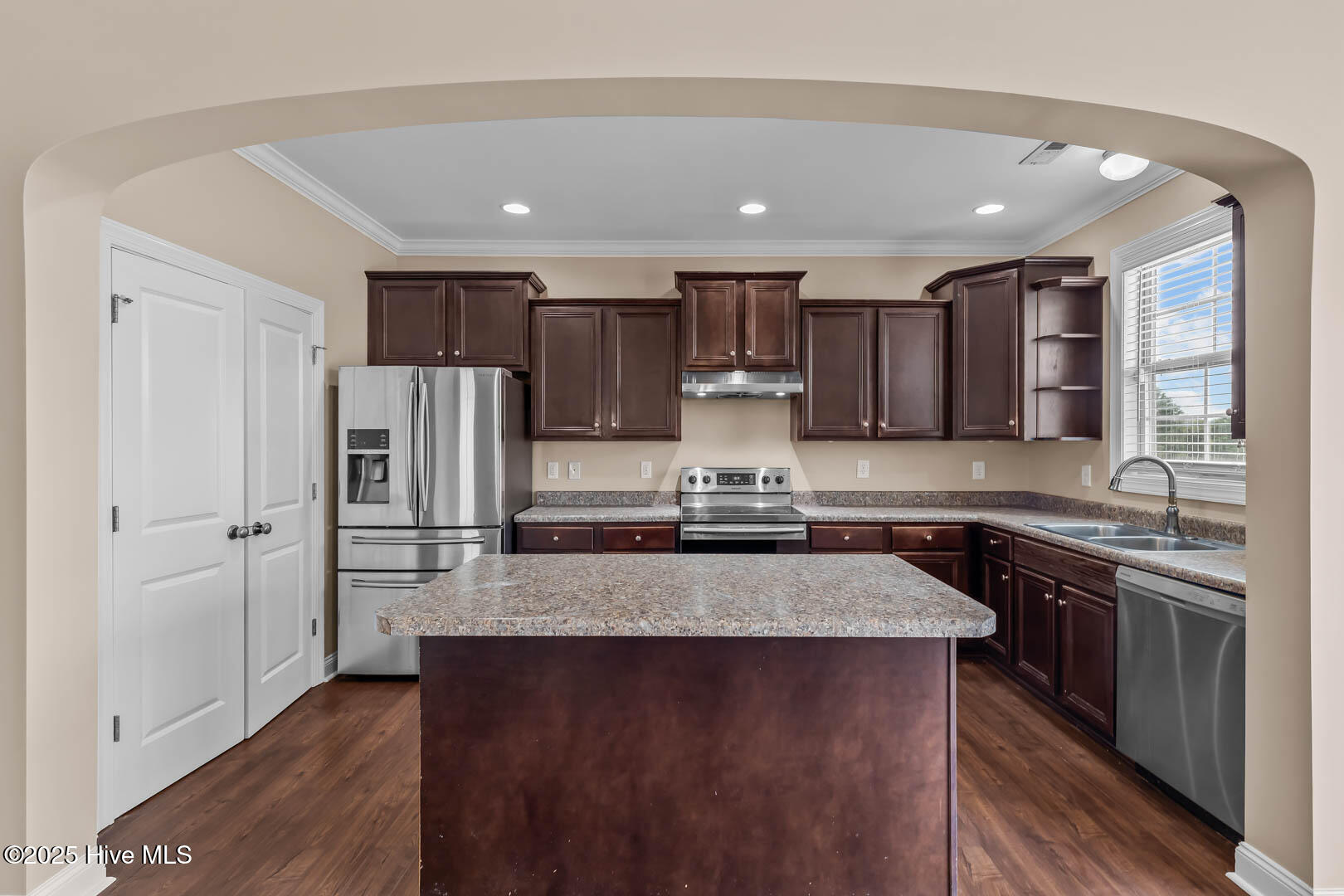 100532827 | Photo 21