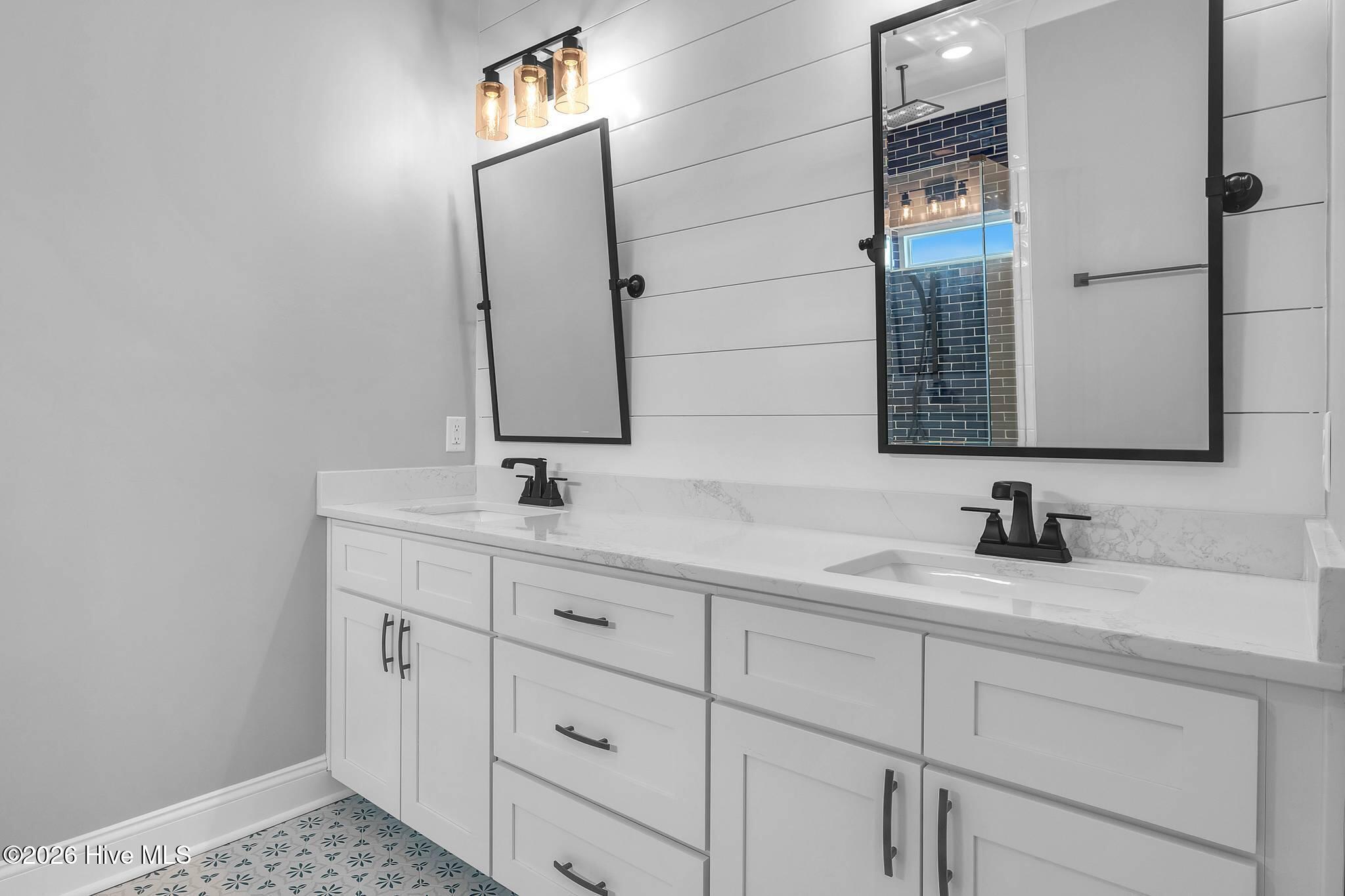 100558345 | Photo 72