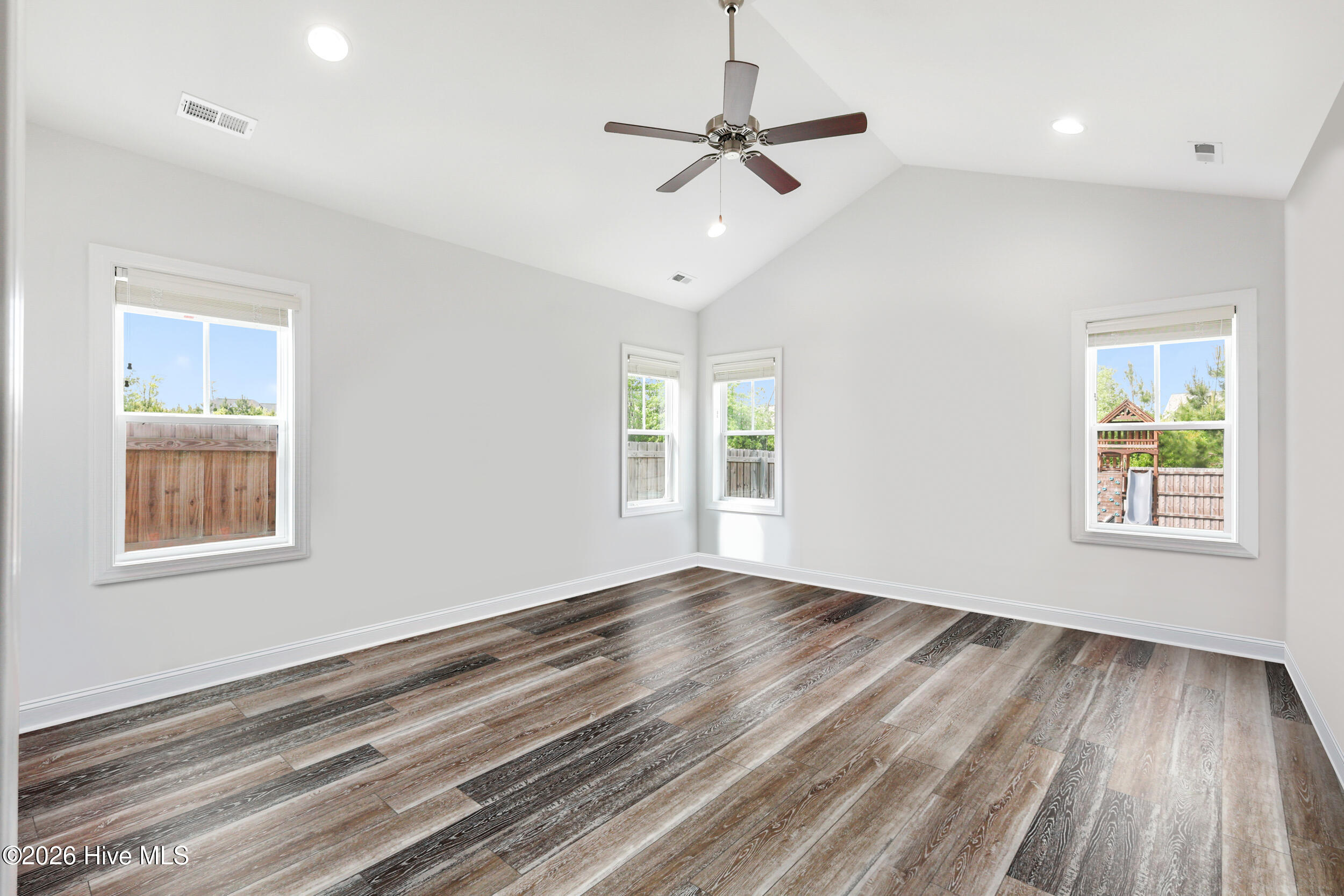 100569219 | Photo 21