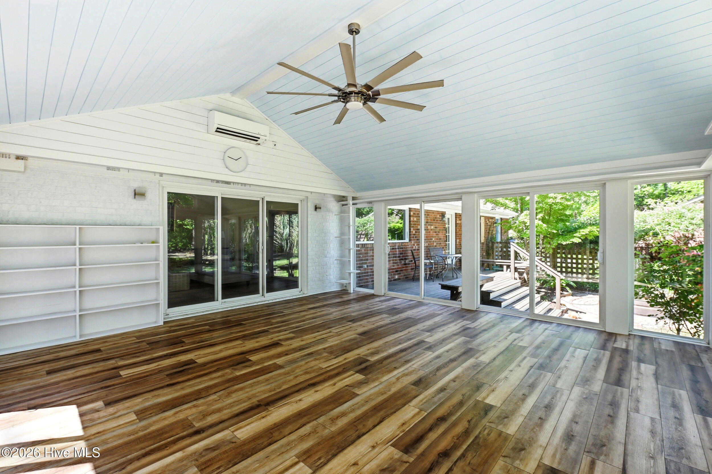 100570431 | Photo 40