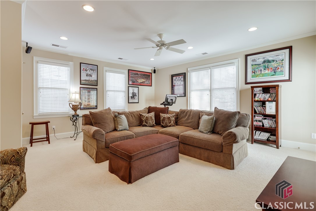 577 Cloverhurst Avenue W