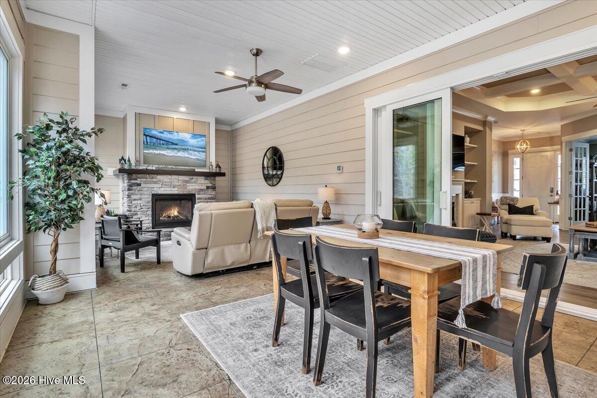 100558709 | Photo 35