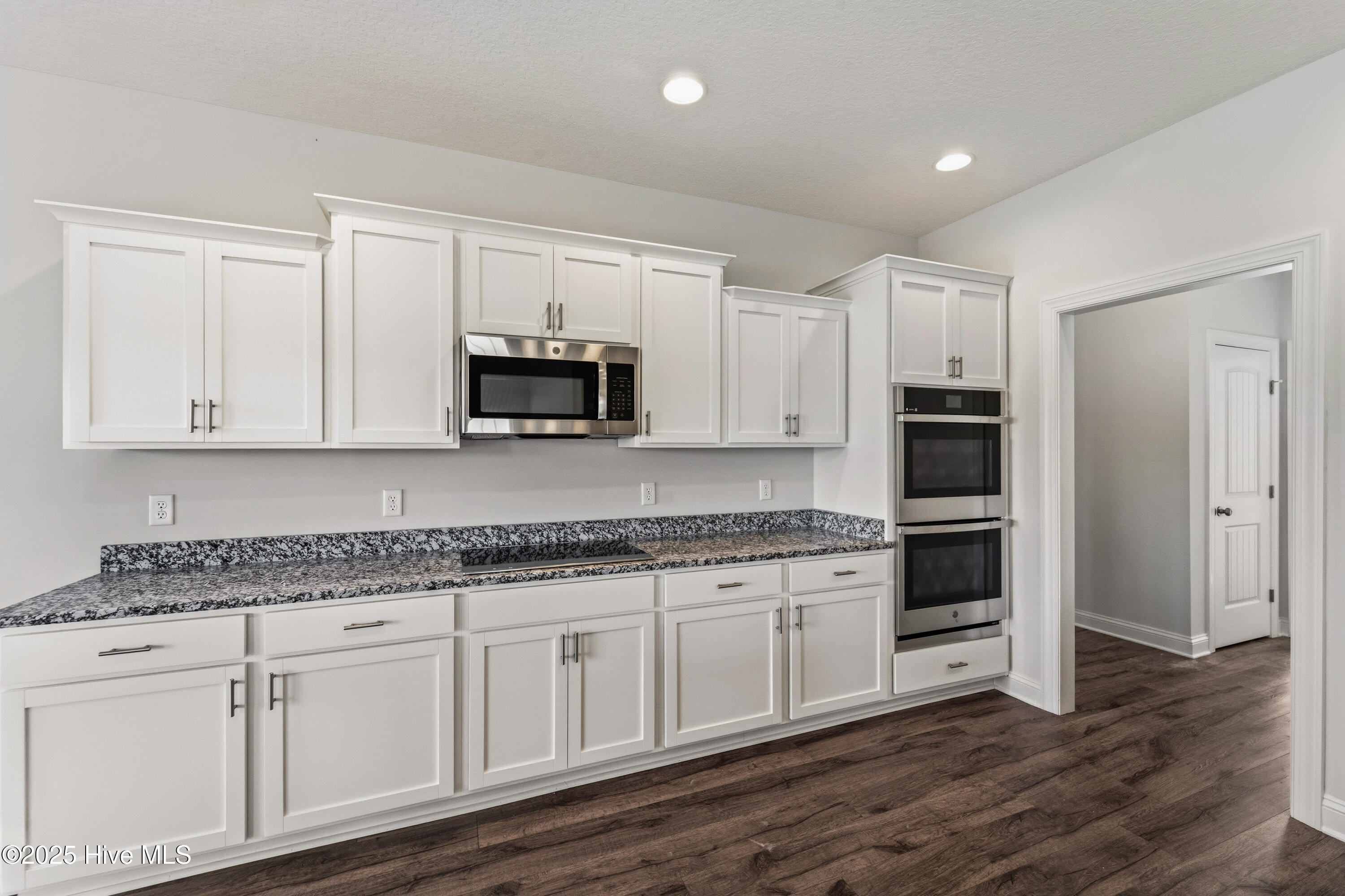 100507168 | Photo 12