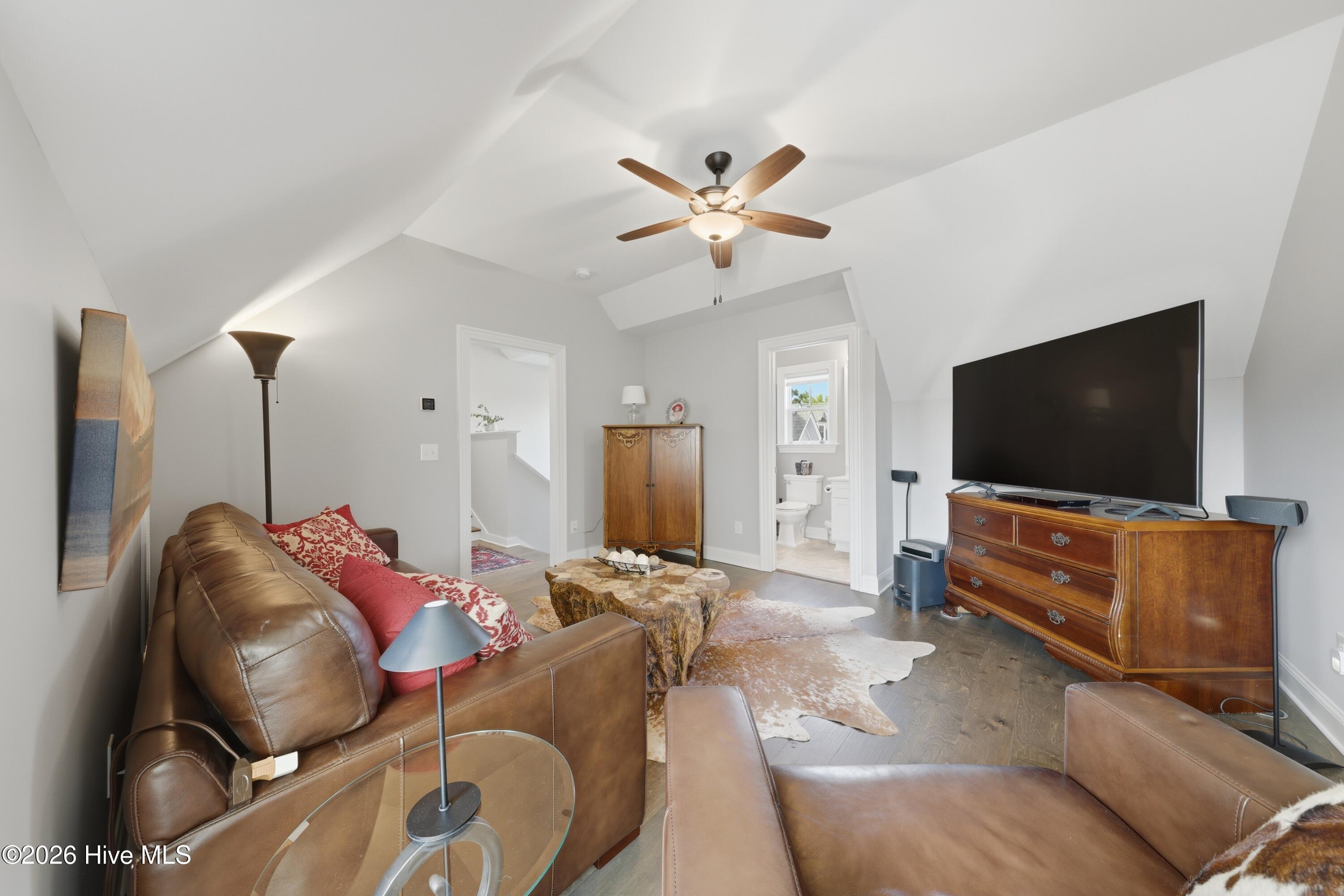 100560697 | Photo 53