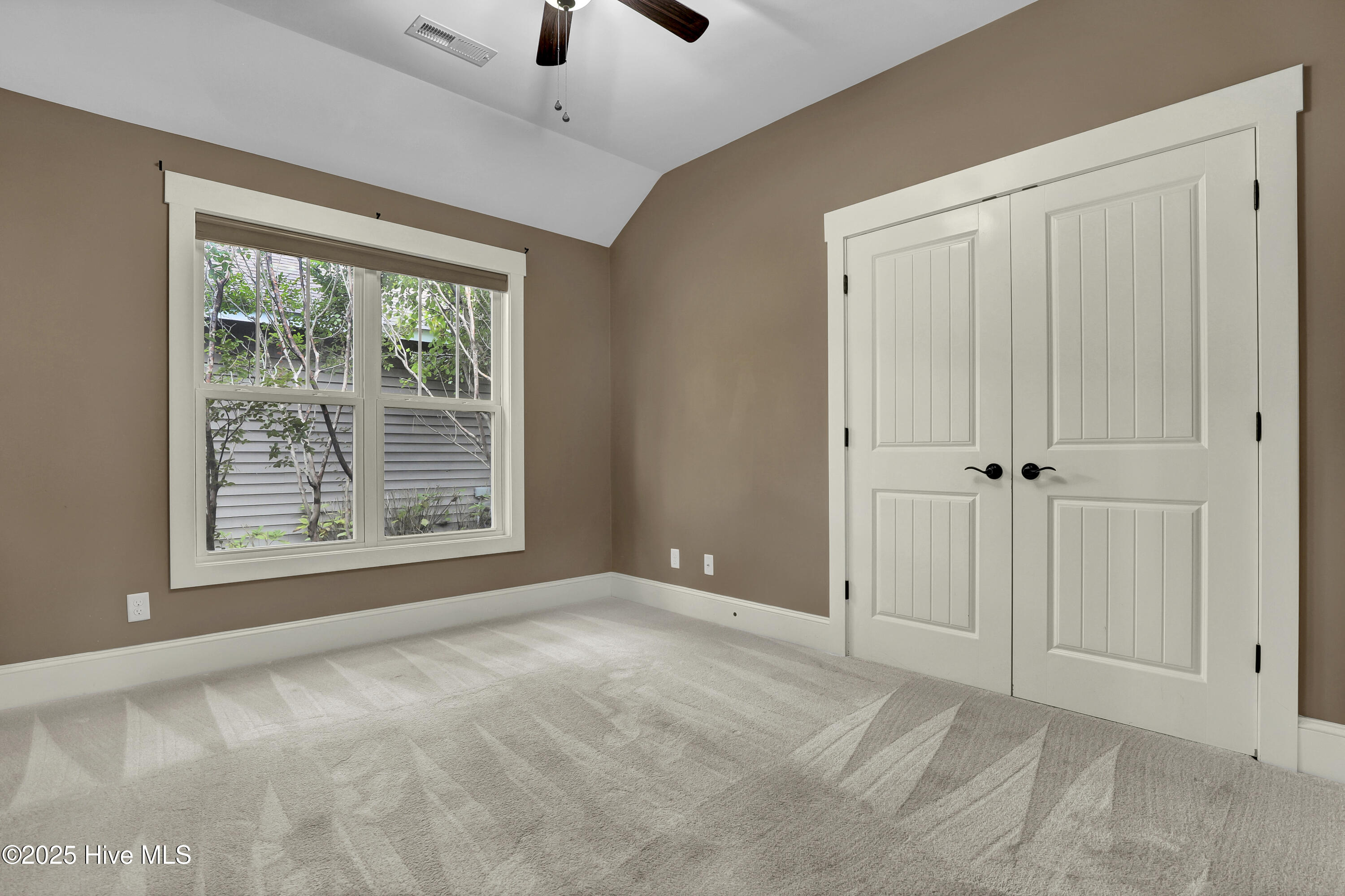 100538989 | Photo 27