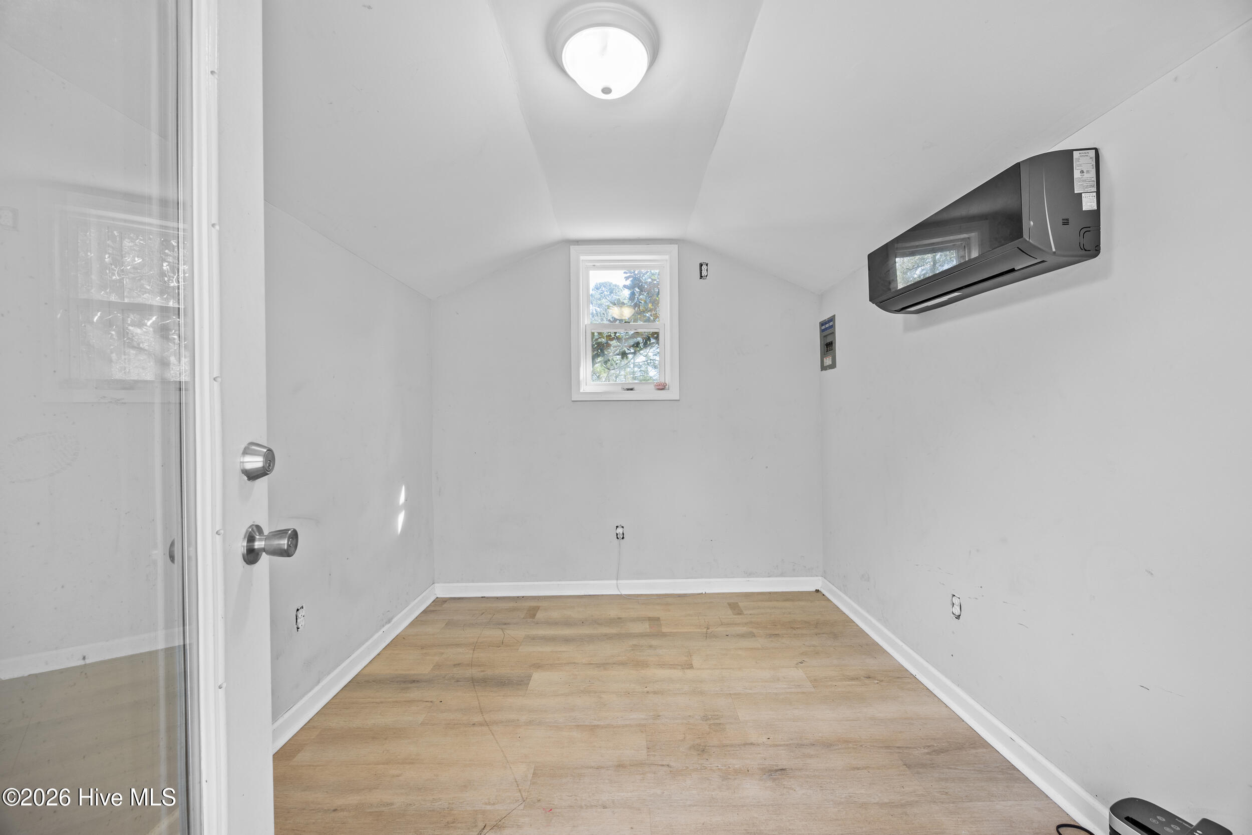 100548079 | Photo 50