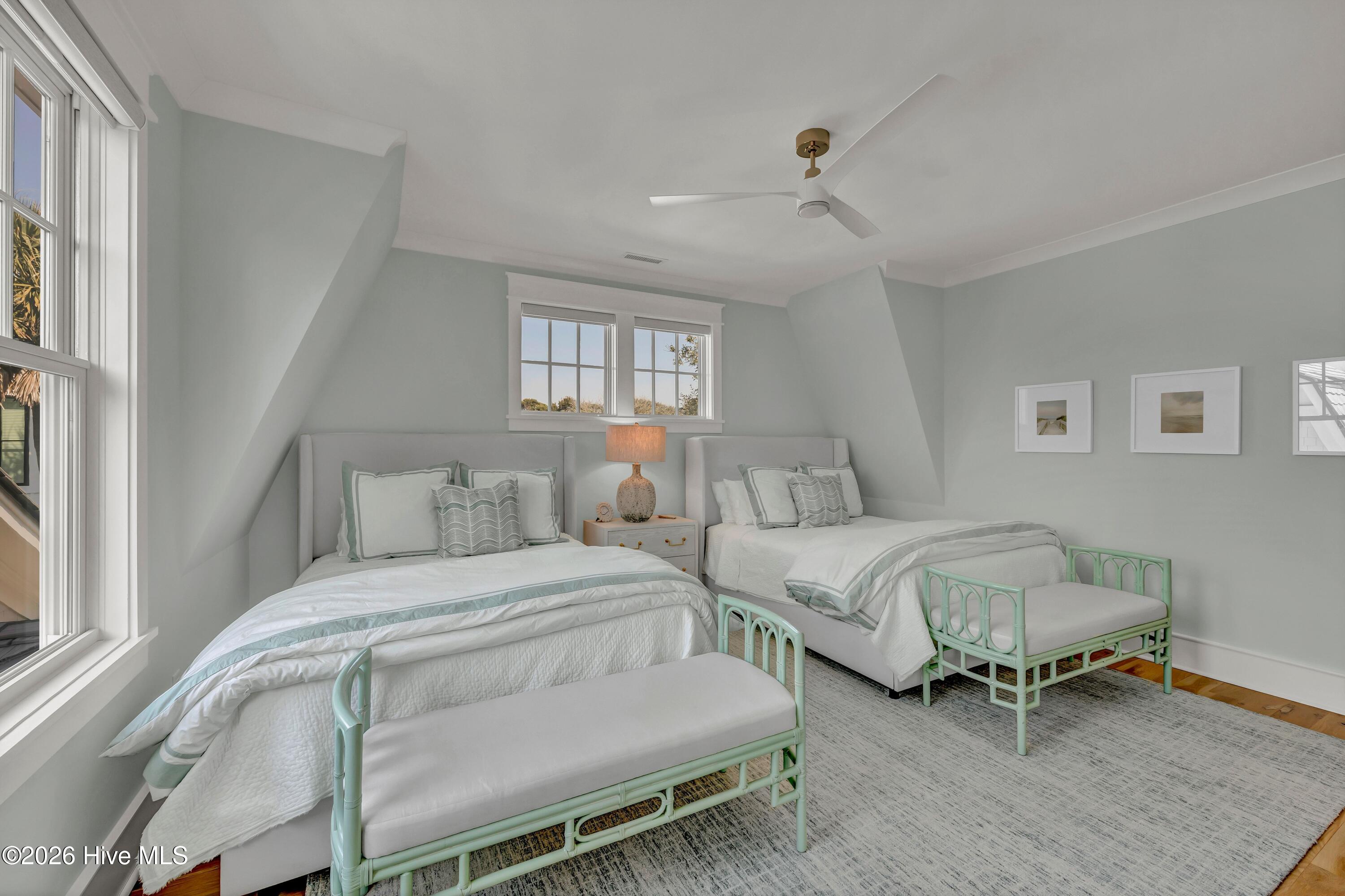 100567930 | Photo 40