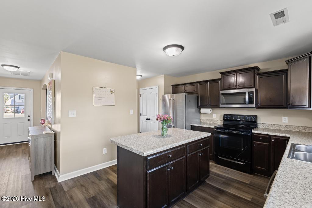 100561745 | Photo 11