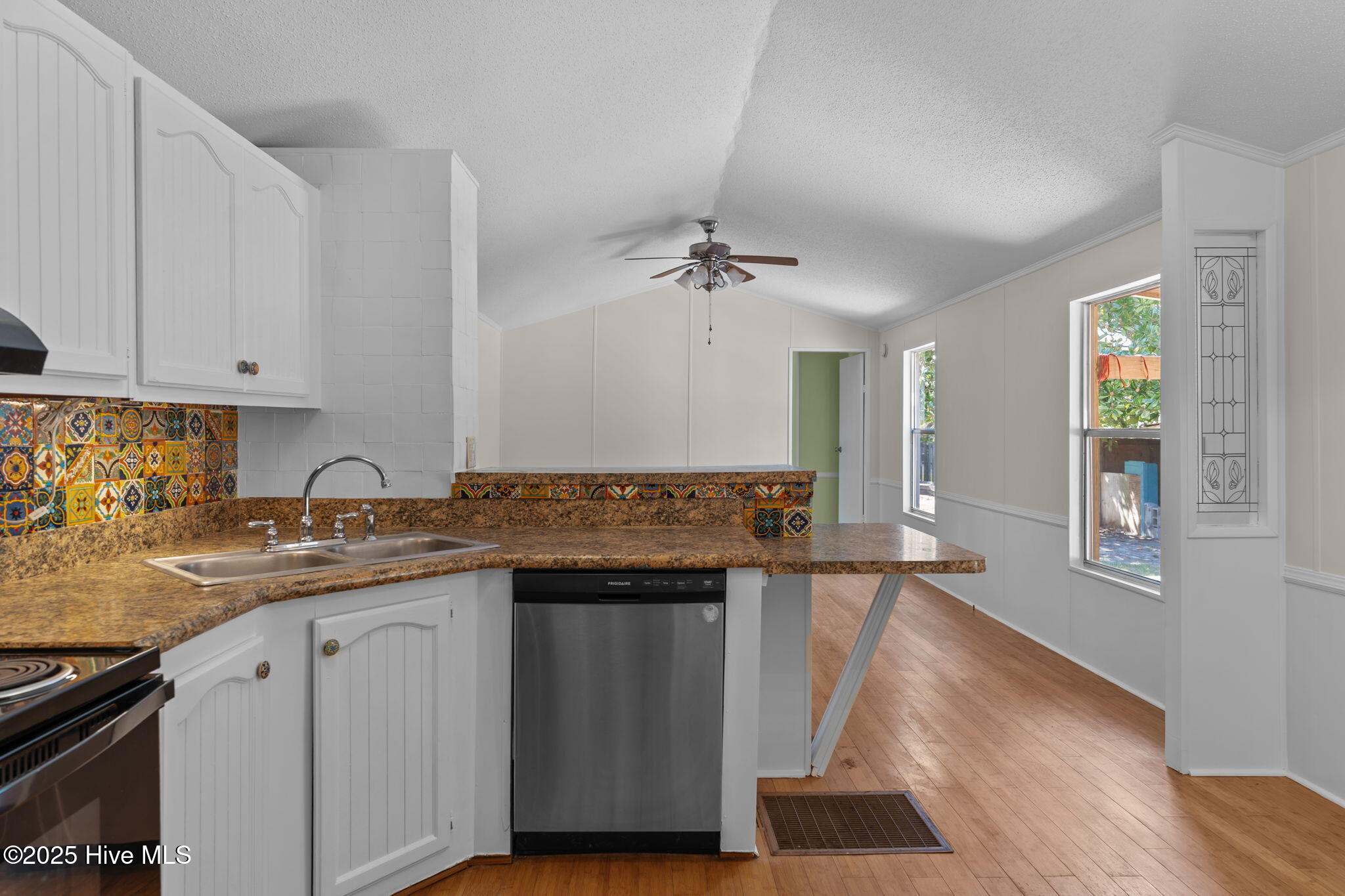 100531934 | Photo 29