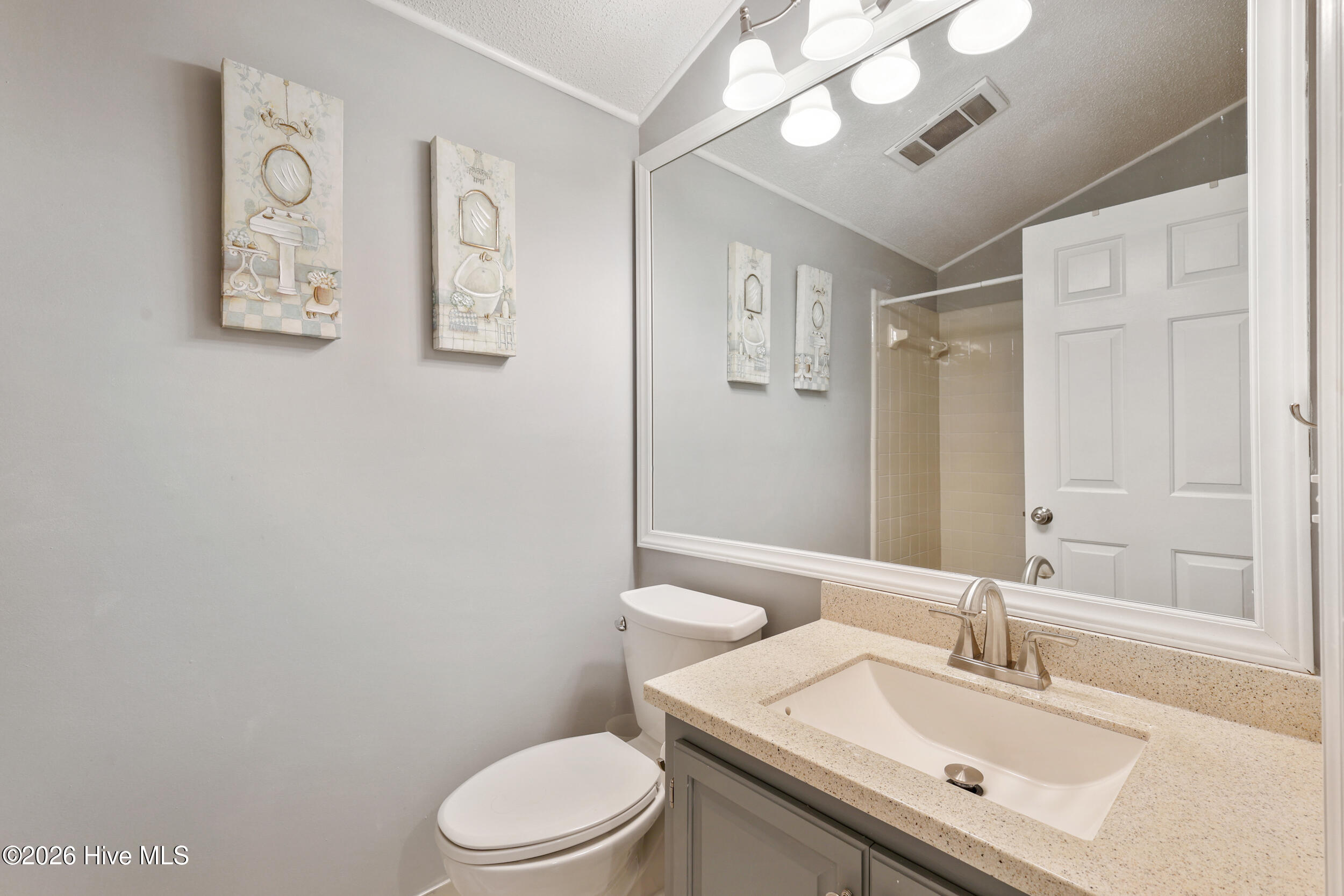 100557984 | Photo 24