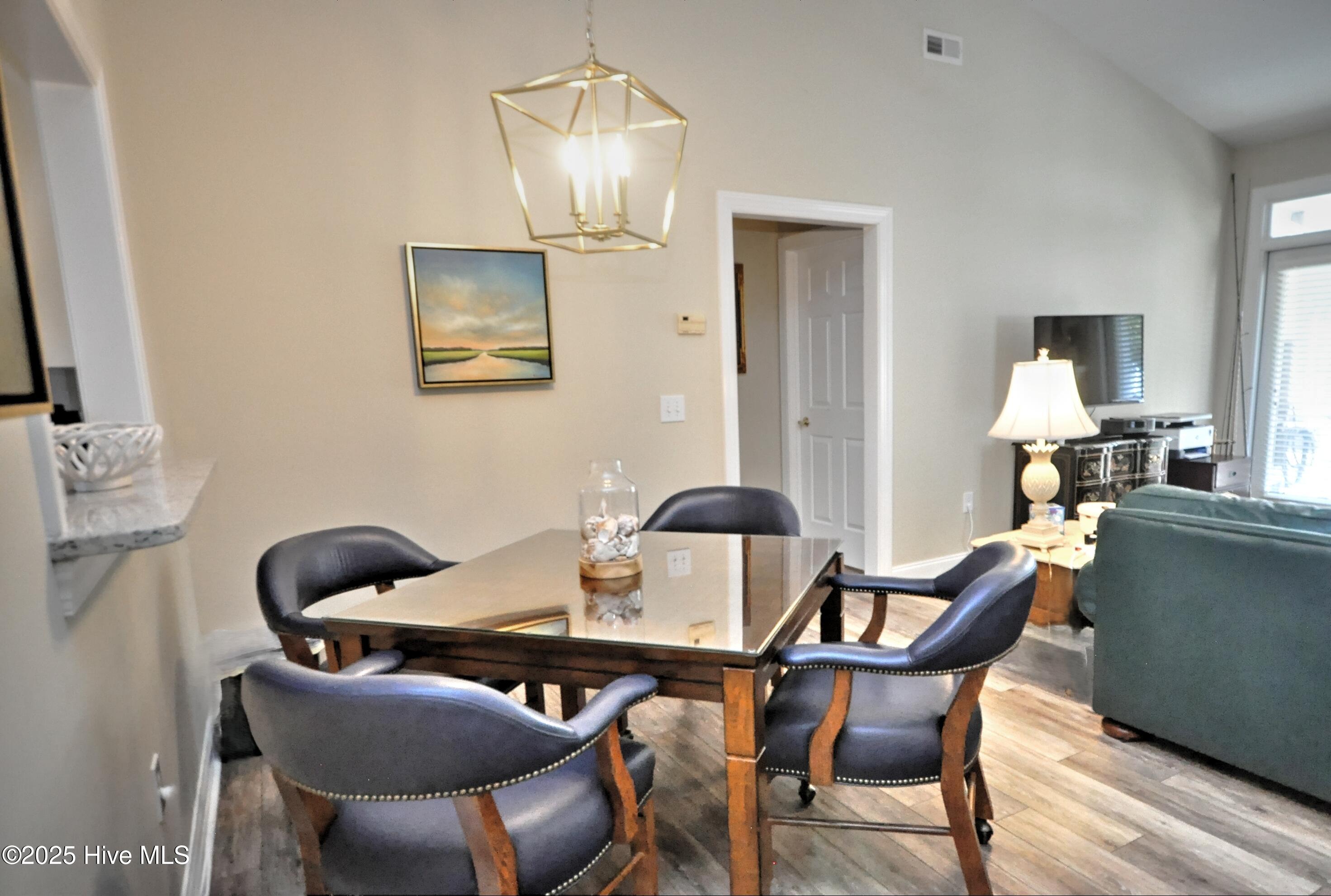 100547082 | Photo 10