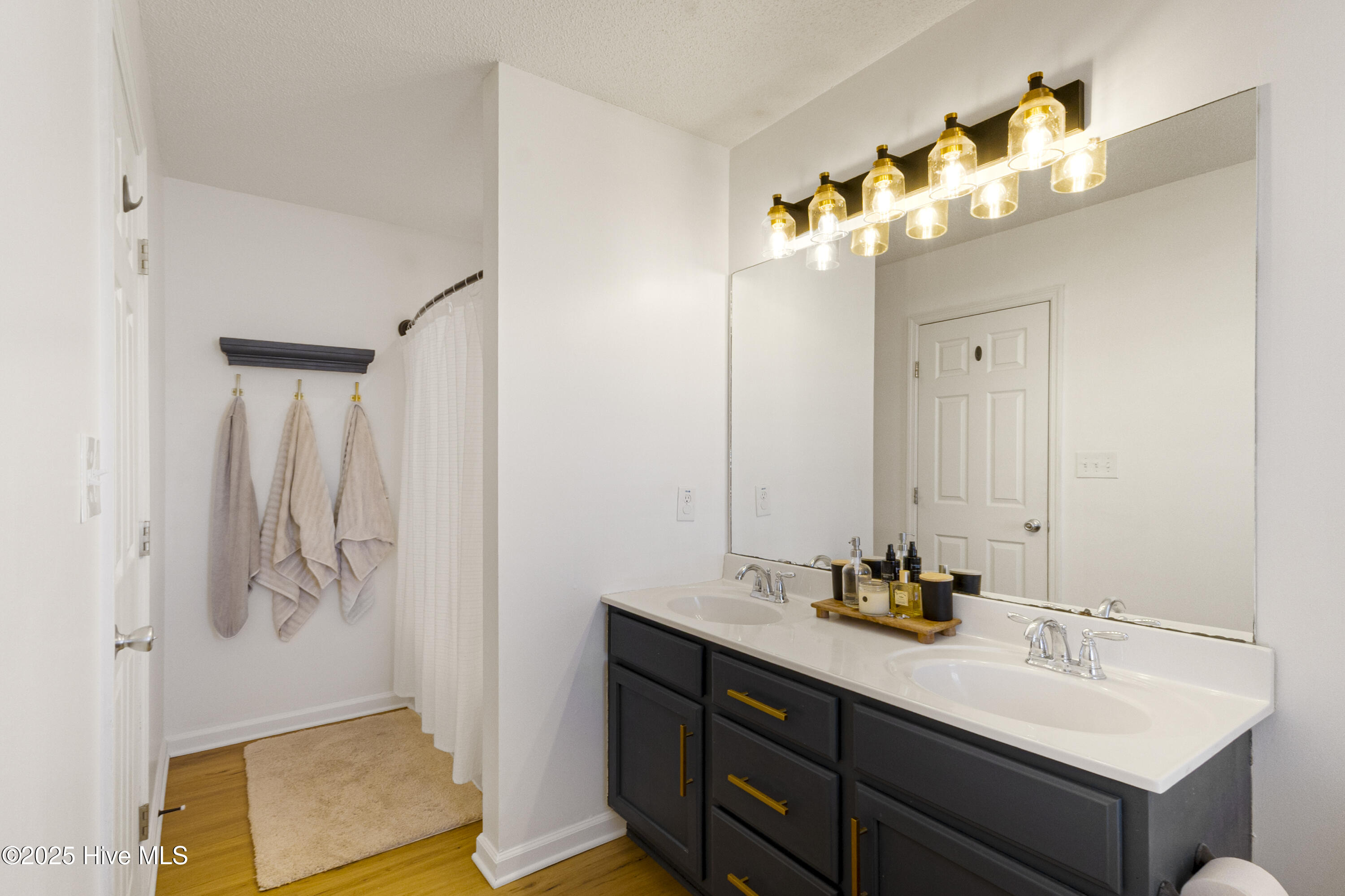 100545933 | Photo 24