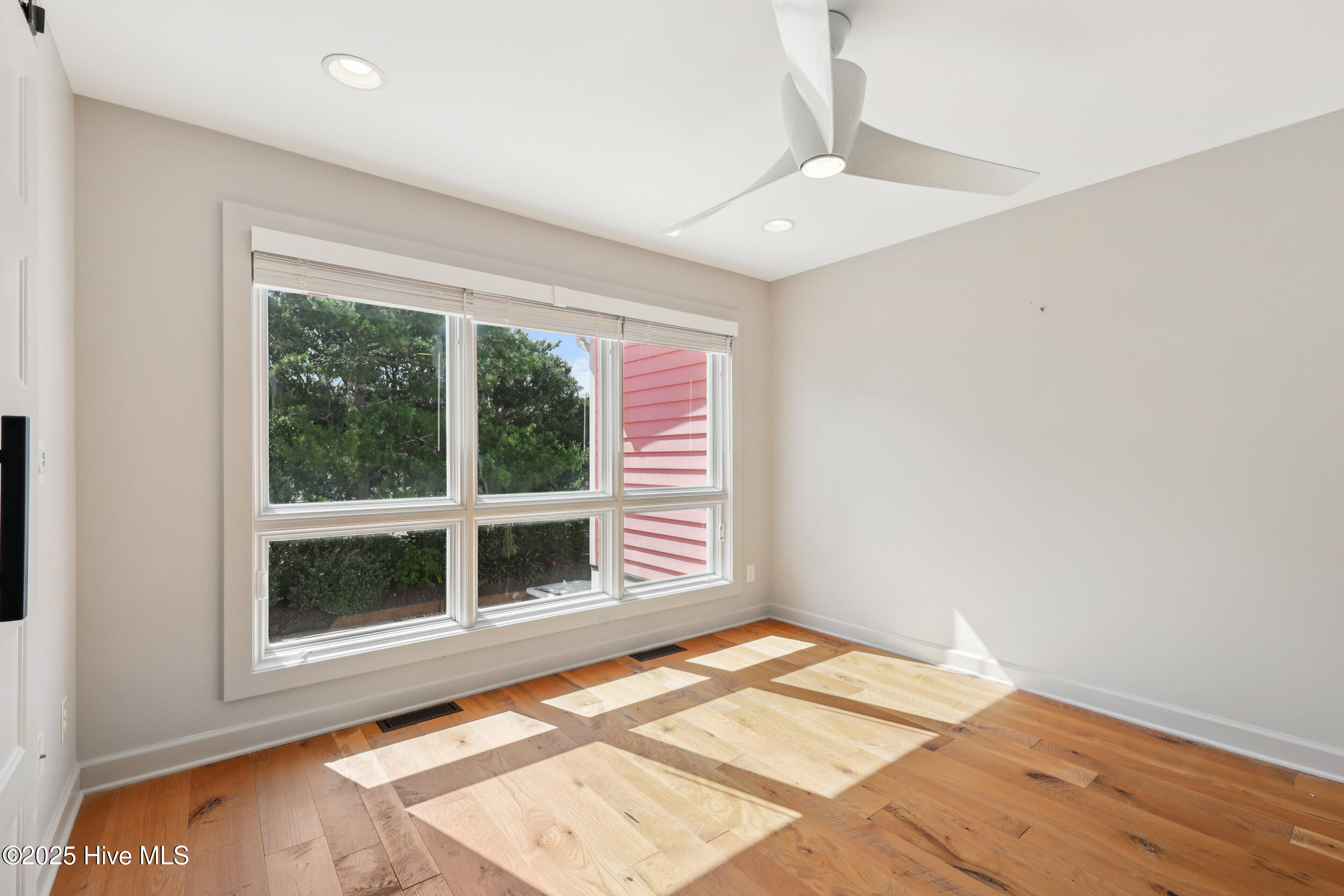 100518550 | Photo 20